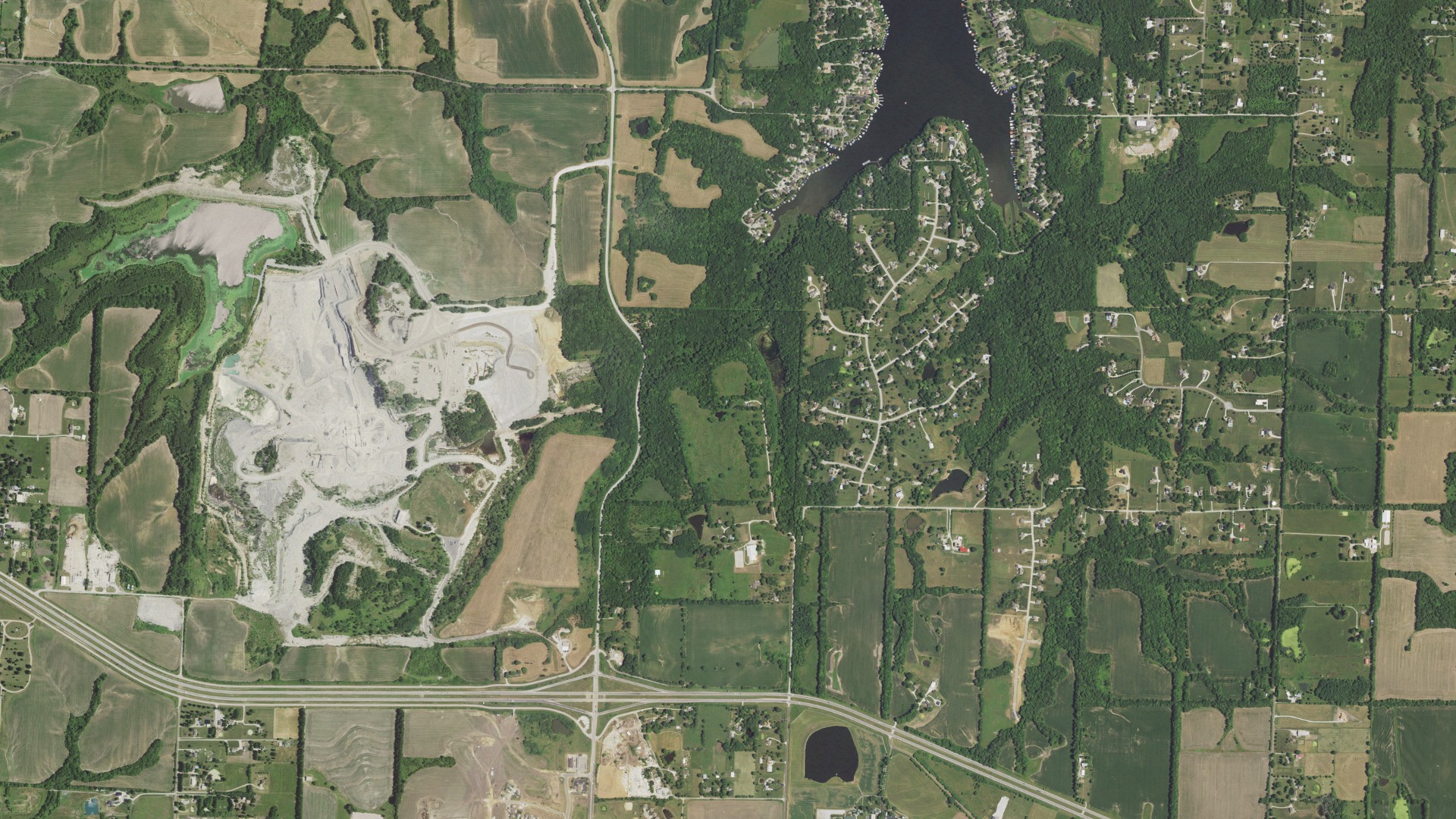 Natural-color aerial photograph of land around Lake Lotawana, Missouri