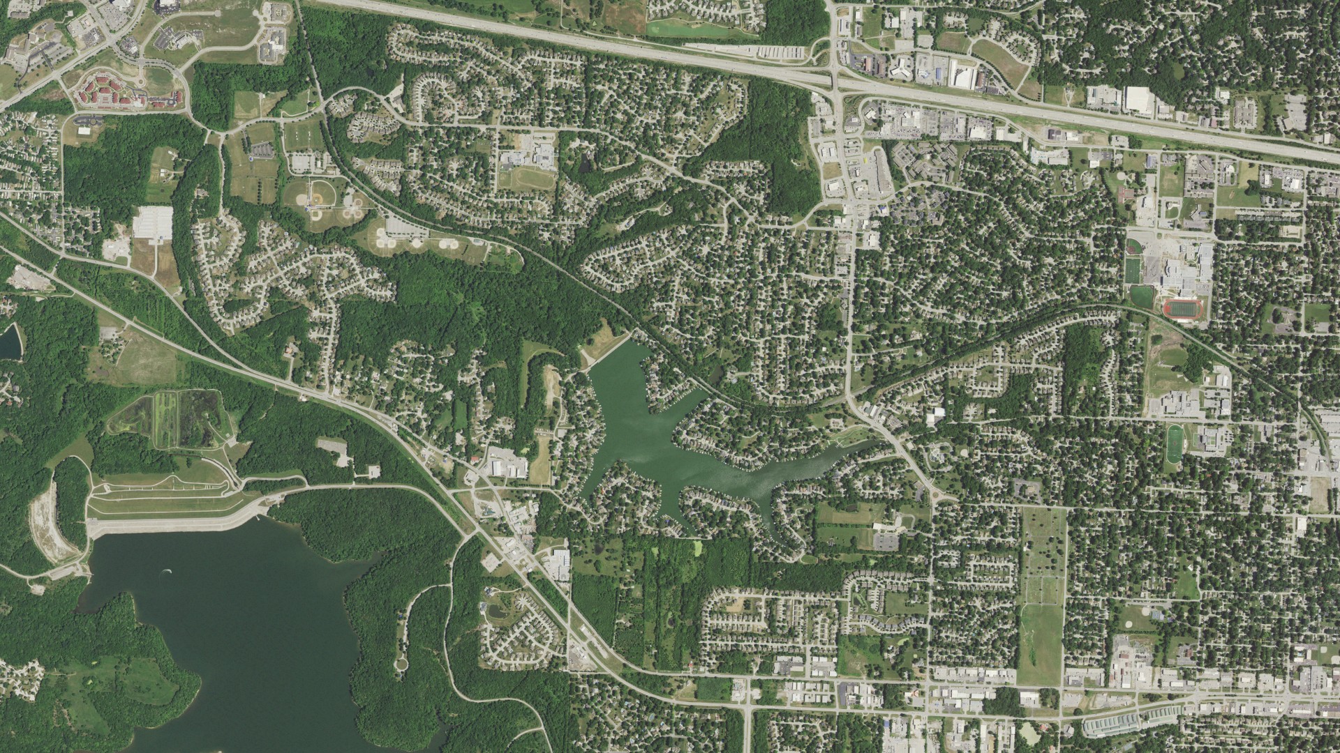 Natural-color aerial photograph of land around Lake Tapawingo, Missouri
