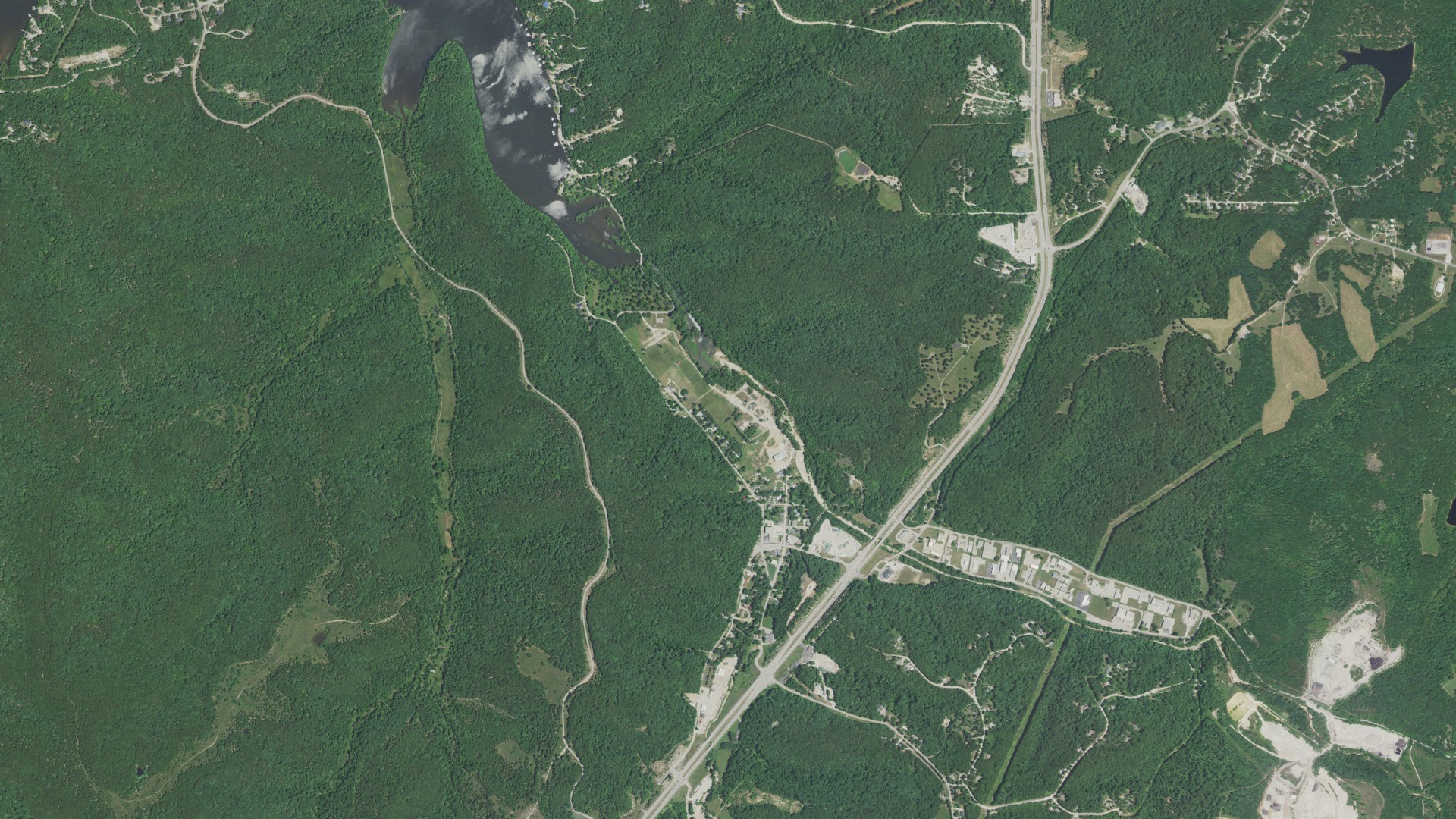 Natural-color aerial photograph of land around Linn Creek, Missouri