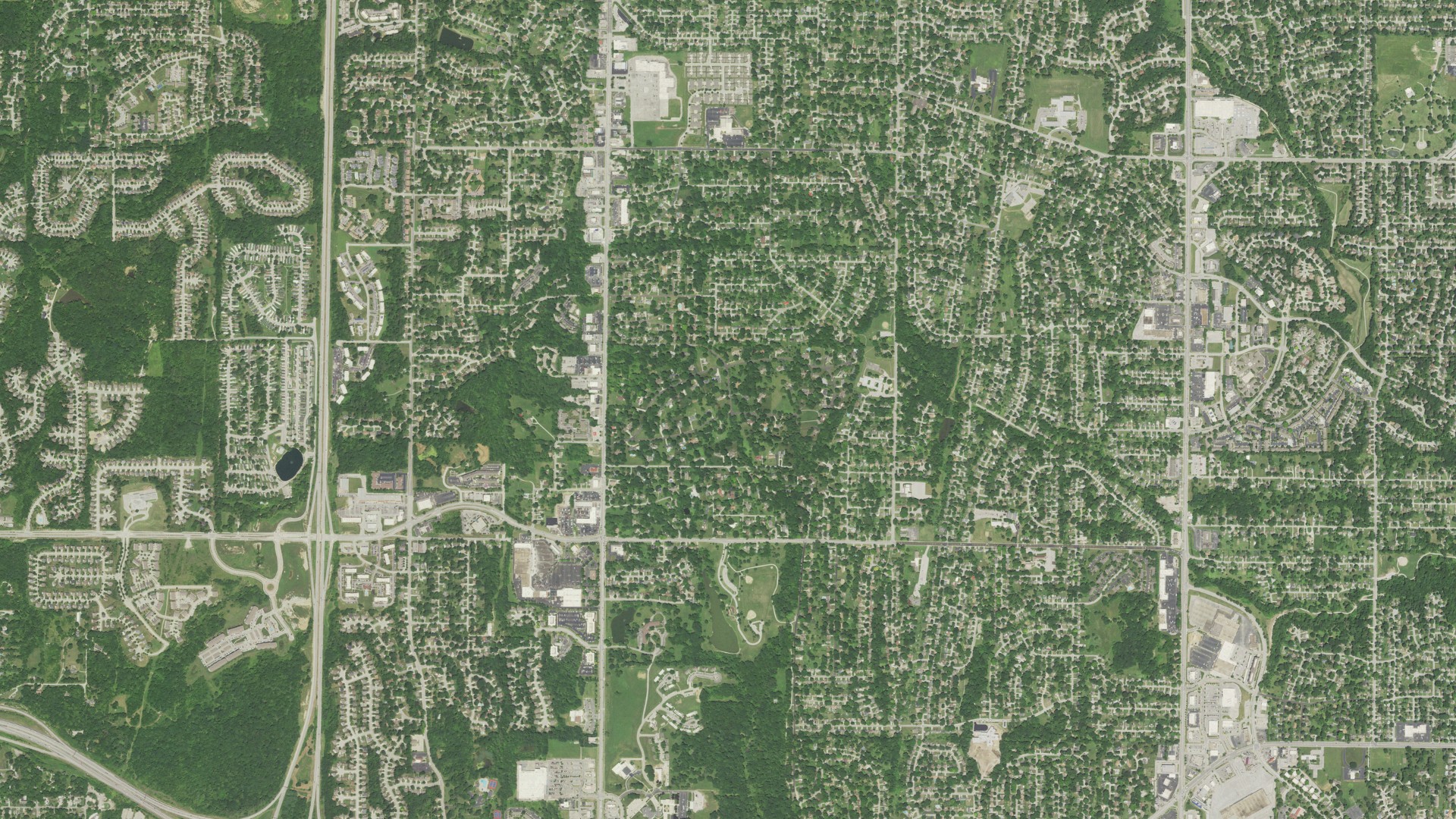 Natural-color aerial photograph of land around Oakwood, Missouri