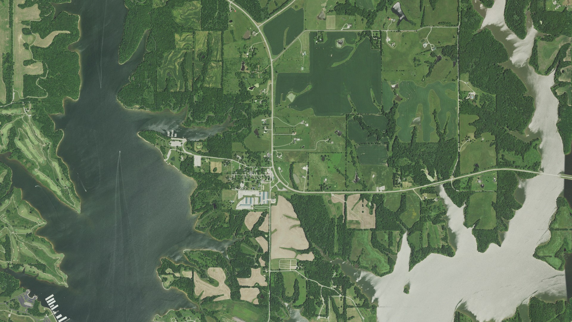 Natural-color aerial photograph of land around Paradise, Missouri