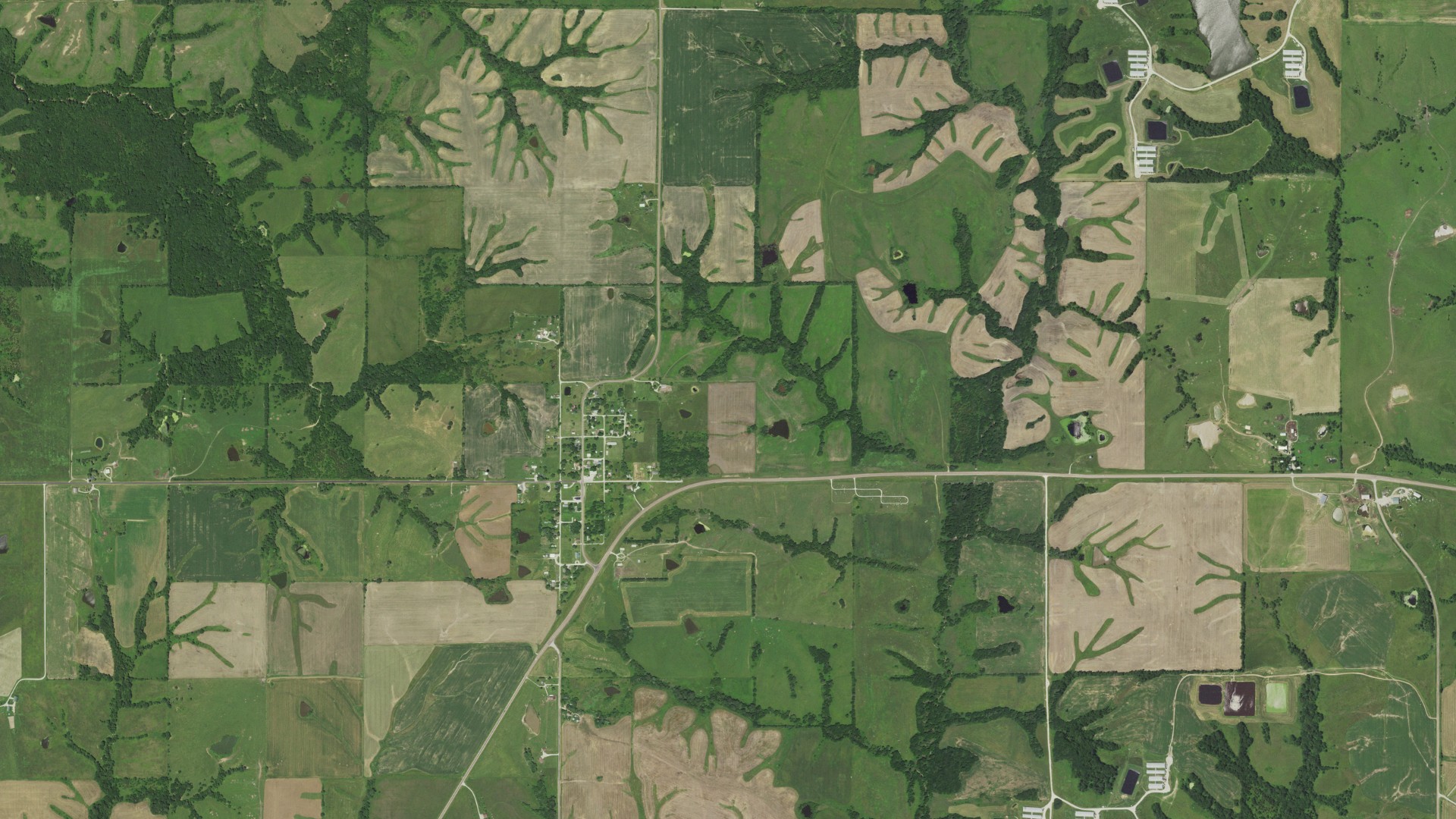 Natural-color aerial photograph of land around Ravanna, Missouri