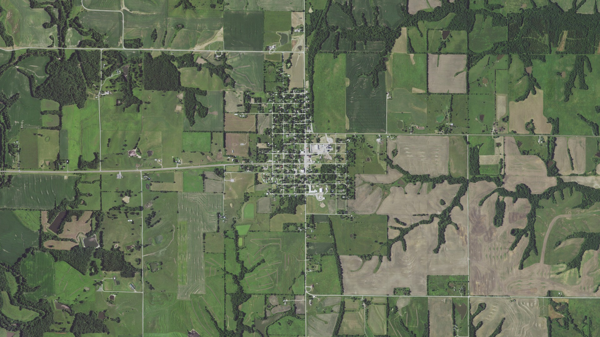 Natural-color aerial photograph of land around Ridgeway, Missouri