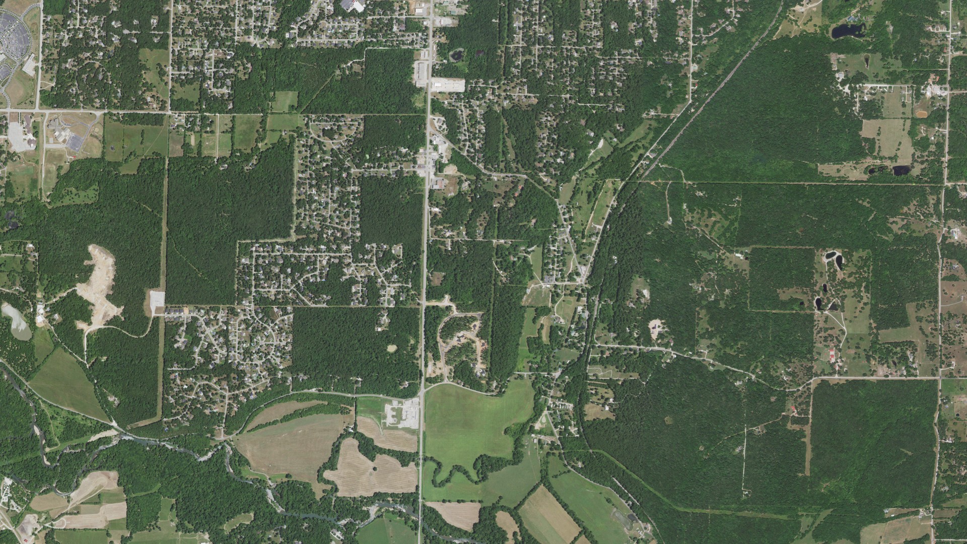 Natural-color aerial photograph of land around Saginaw, Missouri