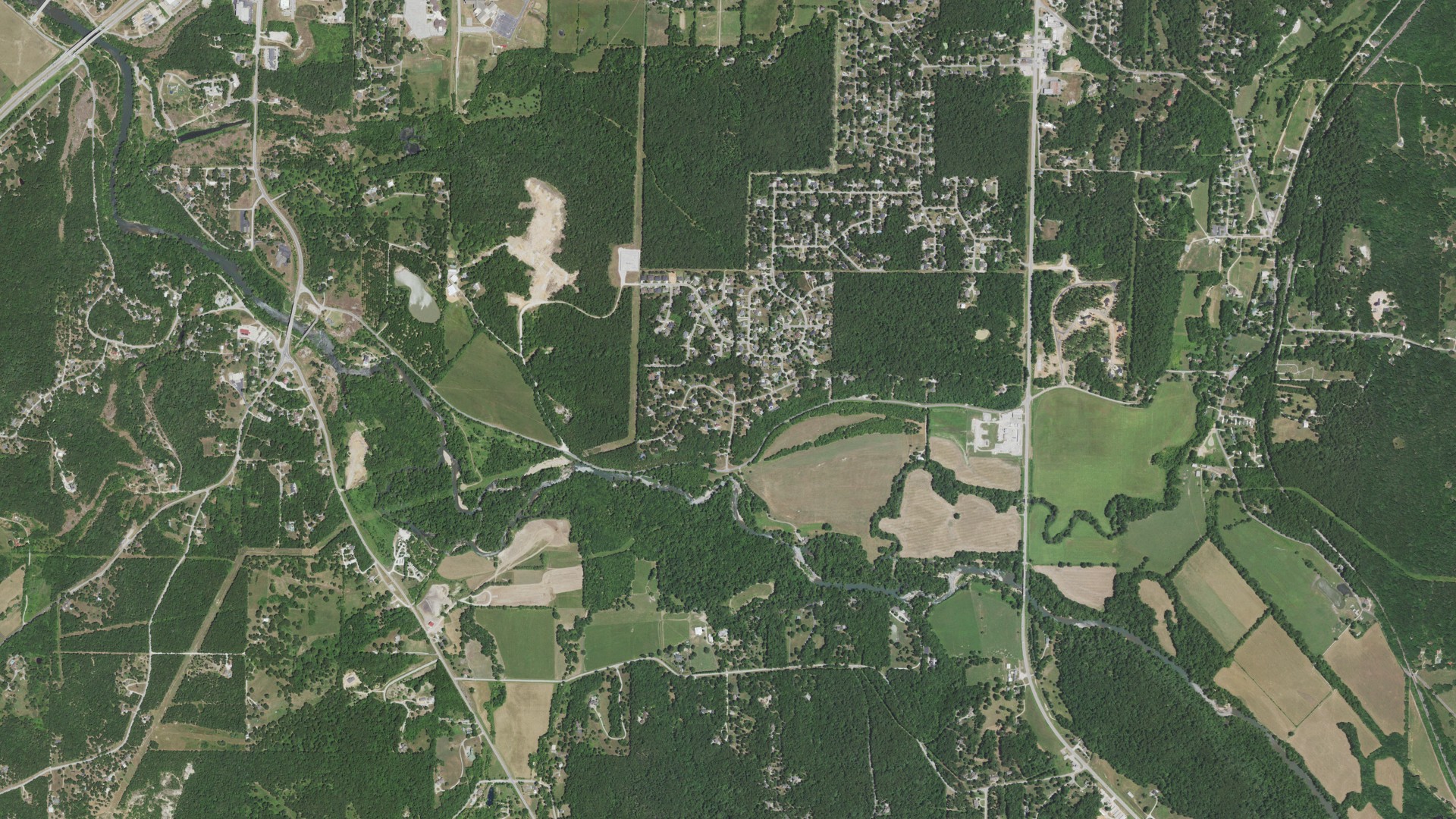 Natural-color aerial photograph of land around Shoal Creek Estates, Missouri