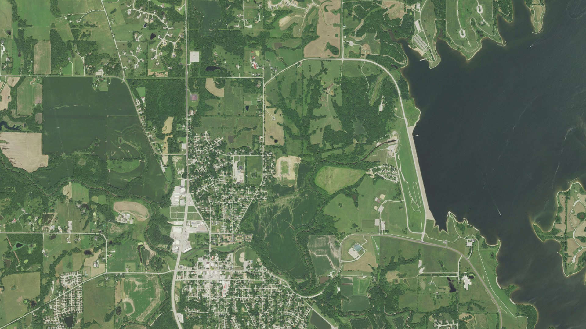 Natural-color aerial photograph of land around Smithville, Missouri