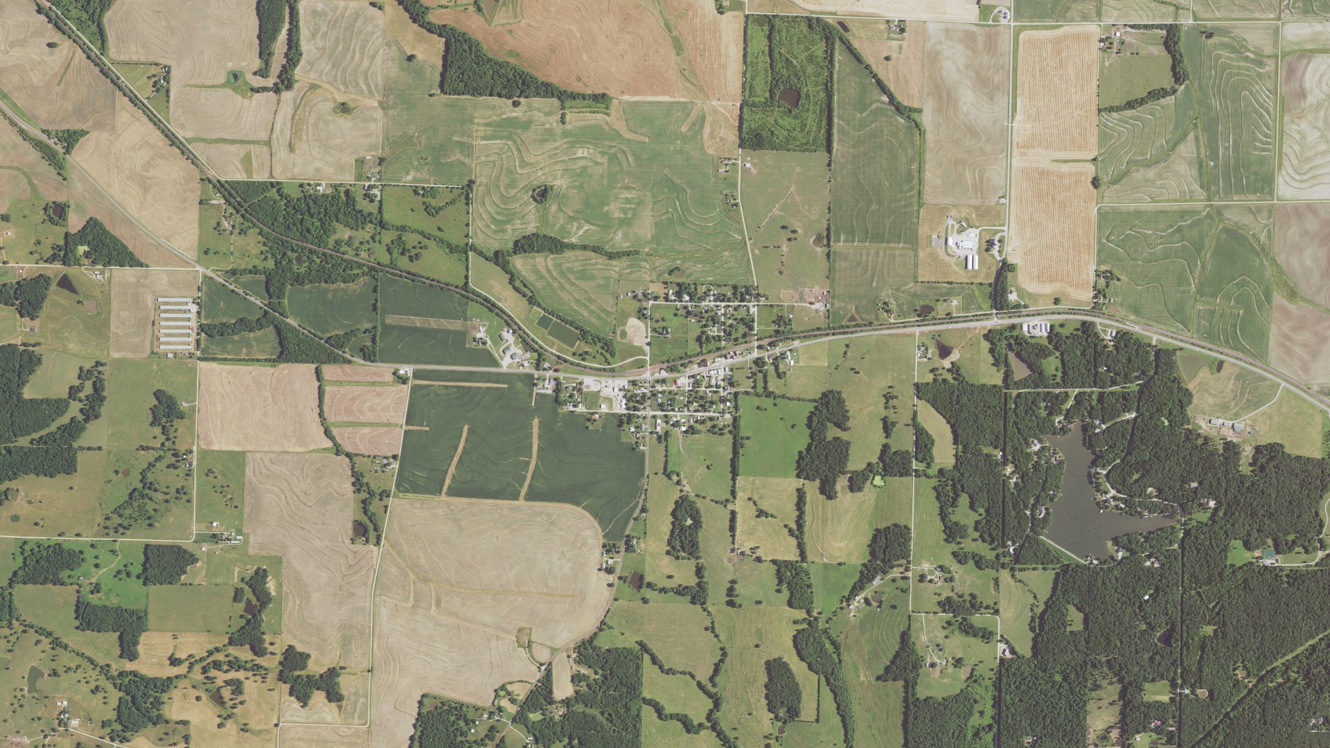 Natural-color aerial photograph of land around Syracuse, Missouri