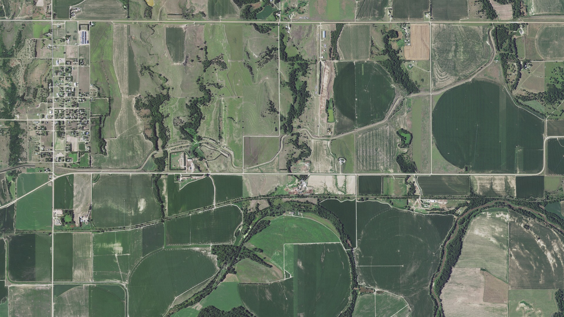 Natural-color aerial photograph of land around East Bloomington, Nebraska