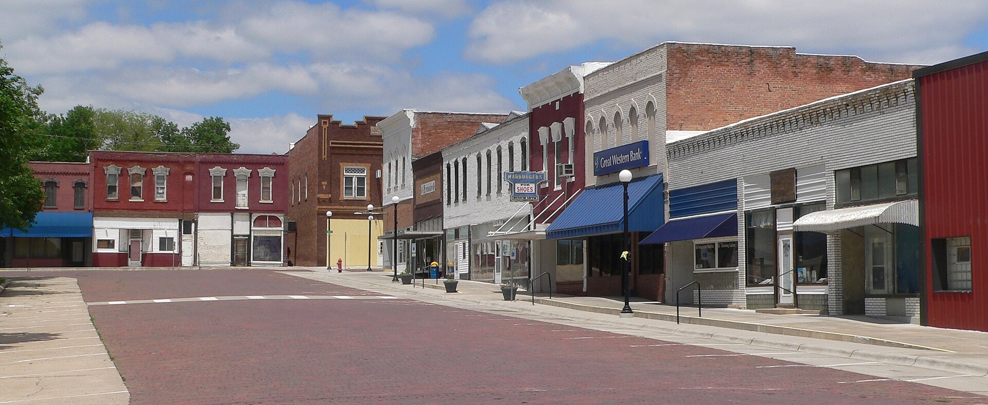 Humboldt, Nebraska: East Square, looking north-northeast from 3rd Street. Buildings facing the camera, left of center, are on the north side of 4th Street.