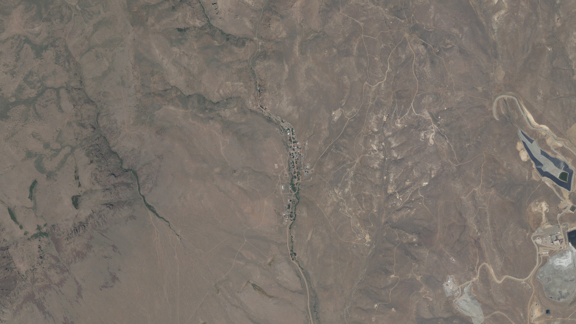 Natural-color aerial photograph of land around Midas, Nevada