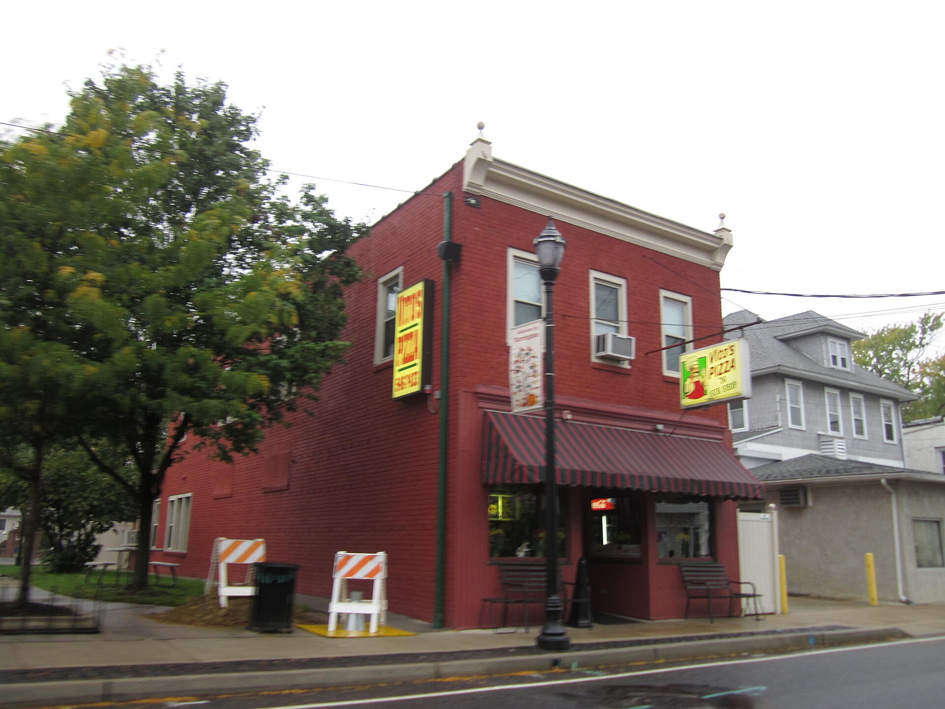 Vino's Pizza in Barrington, New Jersey. Flickr photo by Doug Kerr