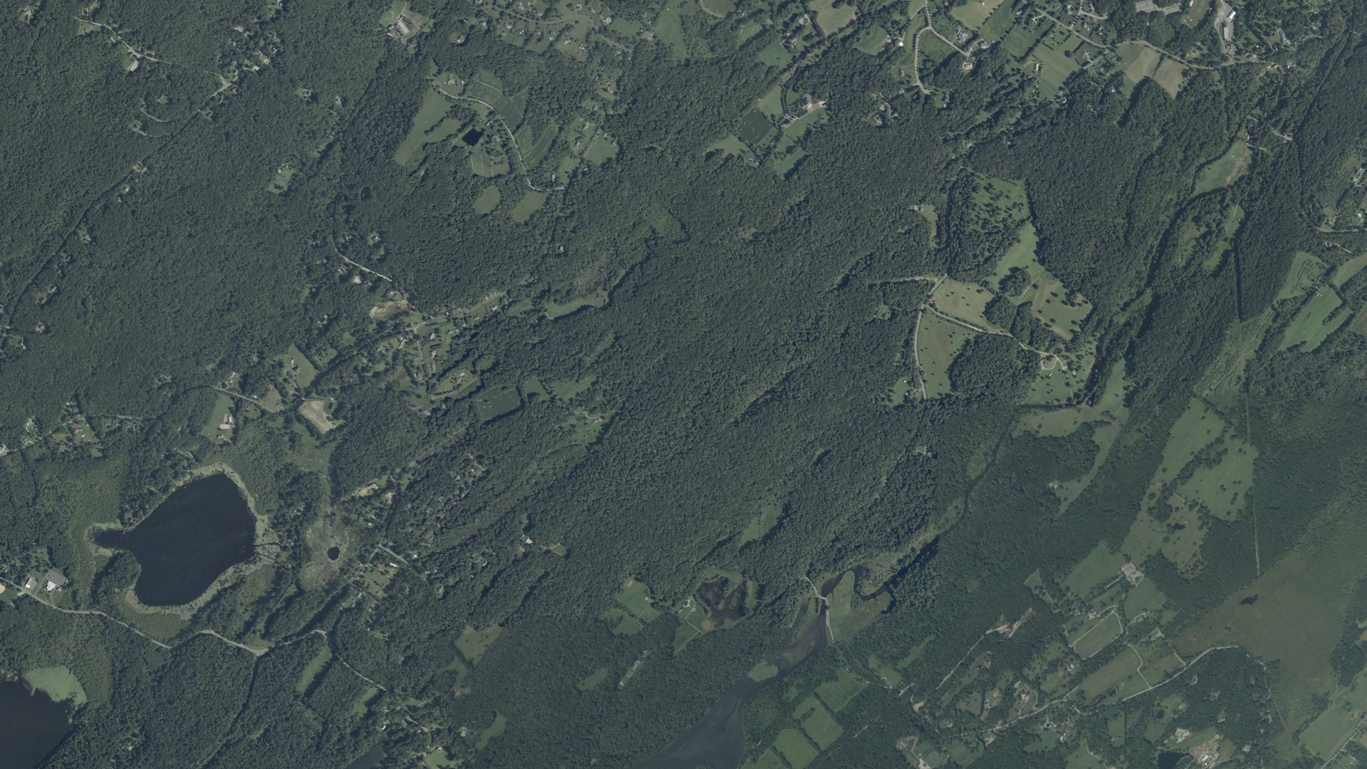 Natural-color aerial photograph of land around Hampton, New Jersey