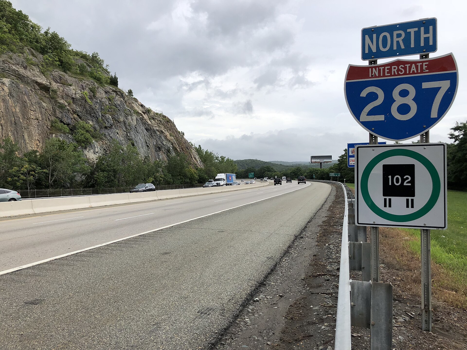 View north along Interstate 287 between Exit 53 and Exit 55 in Bloomingdale, Passaic County, New Jersey