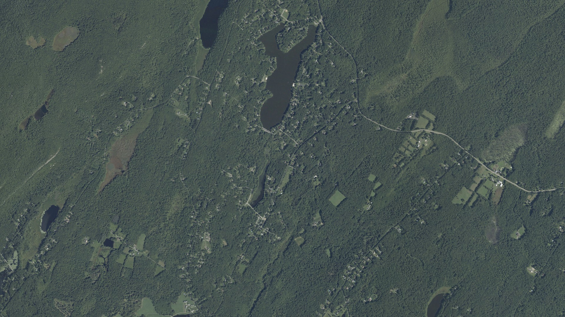 Natural-color aerial photograph of land around Crandon Lakes, New Jersey