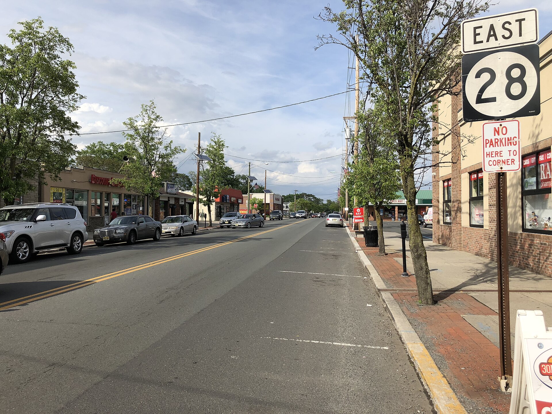 View east along New Jersey State Route 28 (North Avenue) at Middlesex County Route 529 (Washington Avenue) in Dunellen, Middlesex County, New Jersey