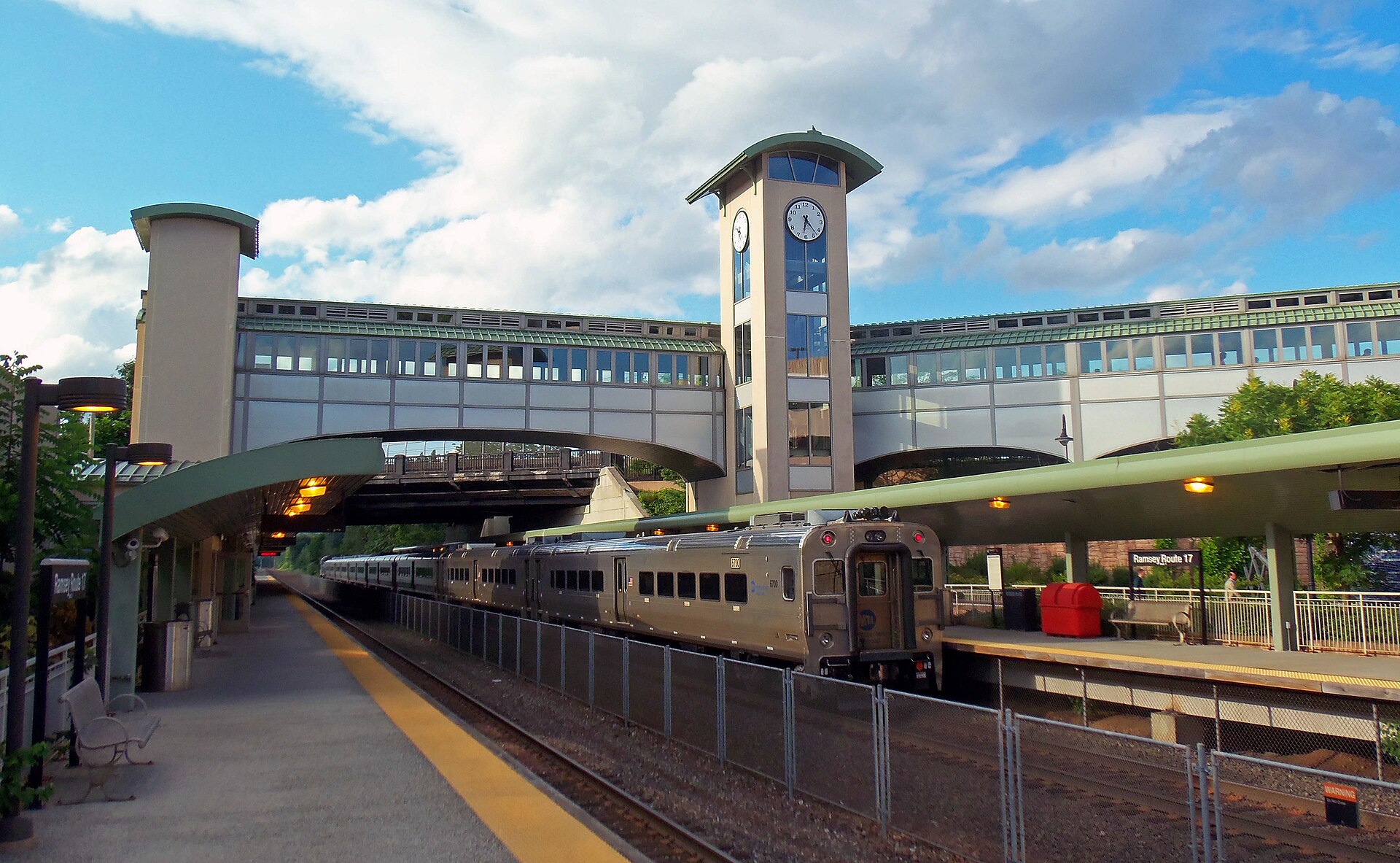 View of westbound NJ Transit Main Line train departing from Ramsey Route 17 station eastbound platform. — New Jersey
