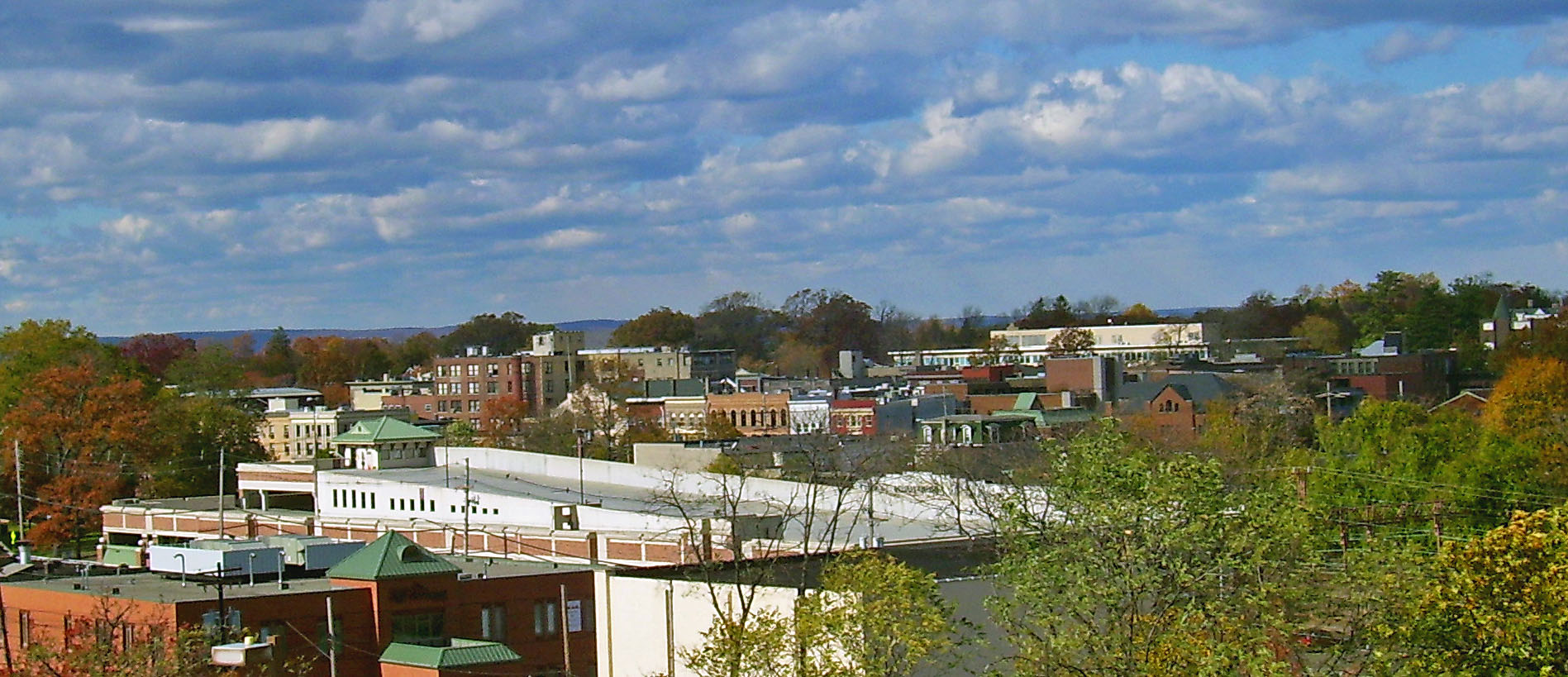 Photographed by Daniel Case from the top level of the Overlook Hospital parking garage 2006-10-29. — Summit, New Jersey