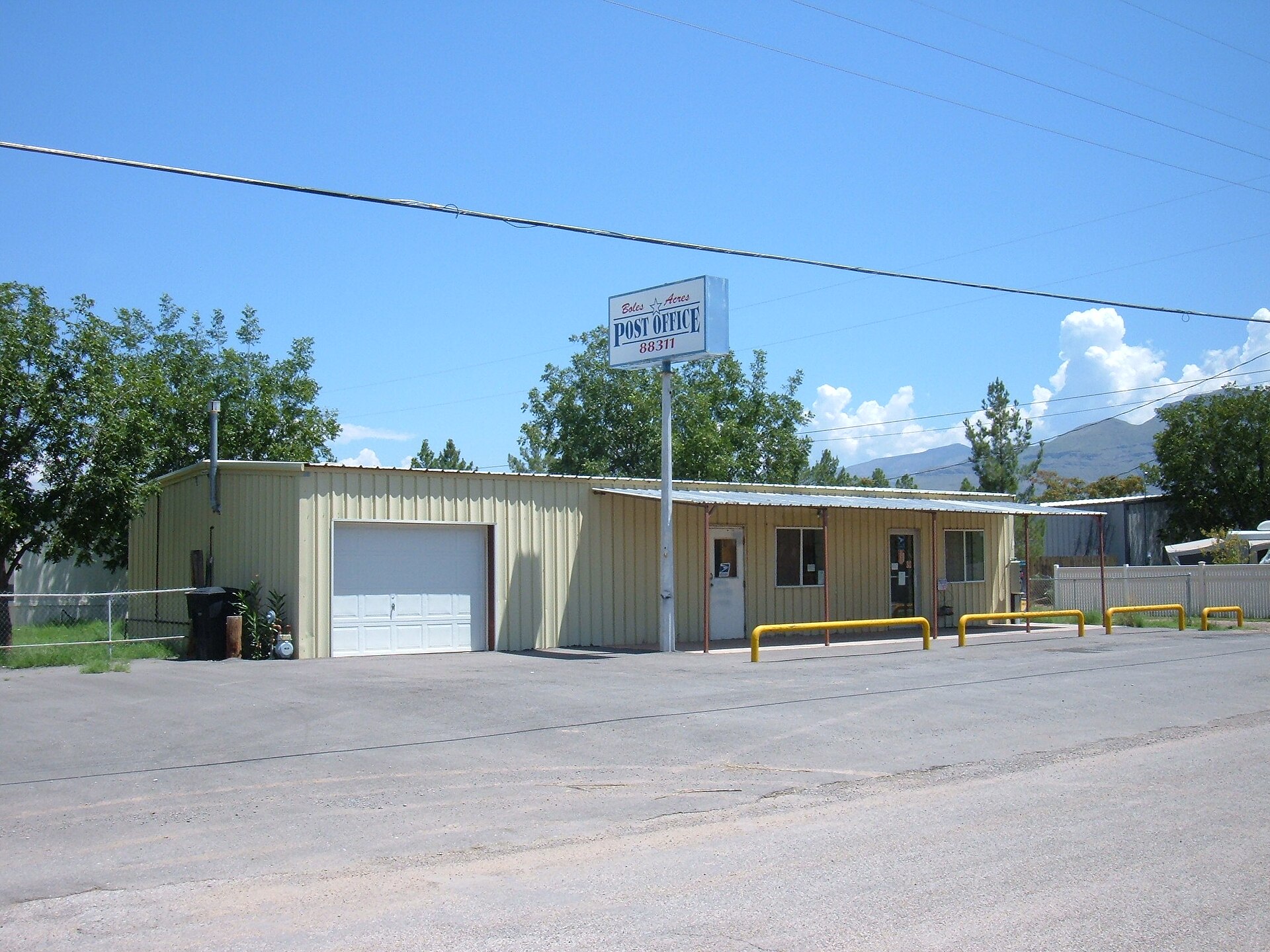 Boles Acres Post Office building, located at 20 Suzy Ann Street in Boles Acres, New Mexico