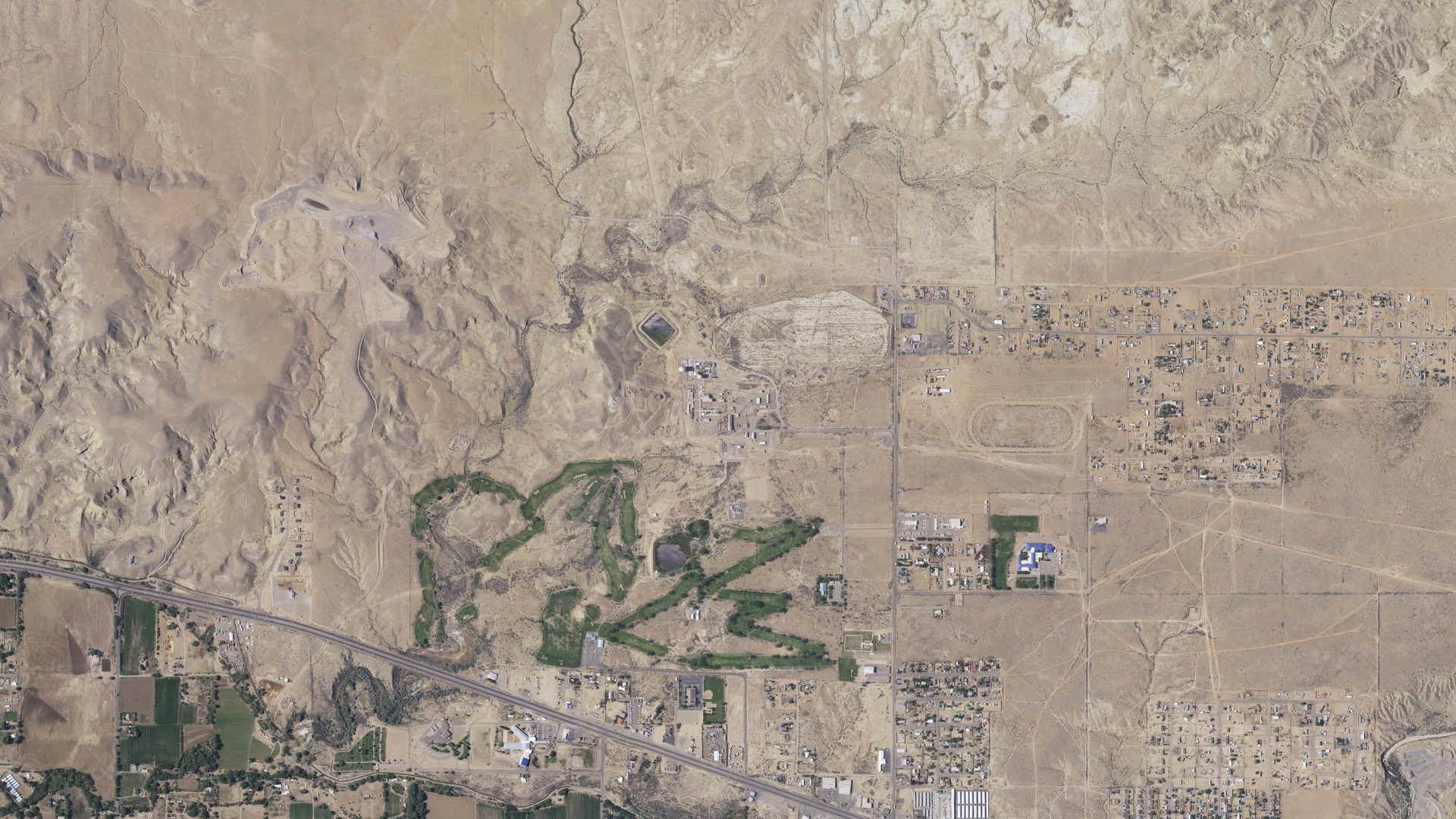 Natural-color aerial photograph of land around Kirtland, New Mexico