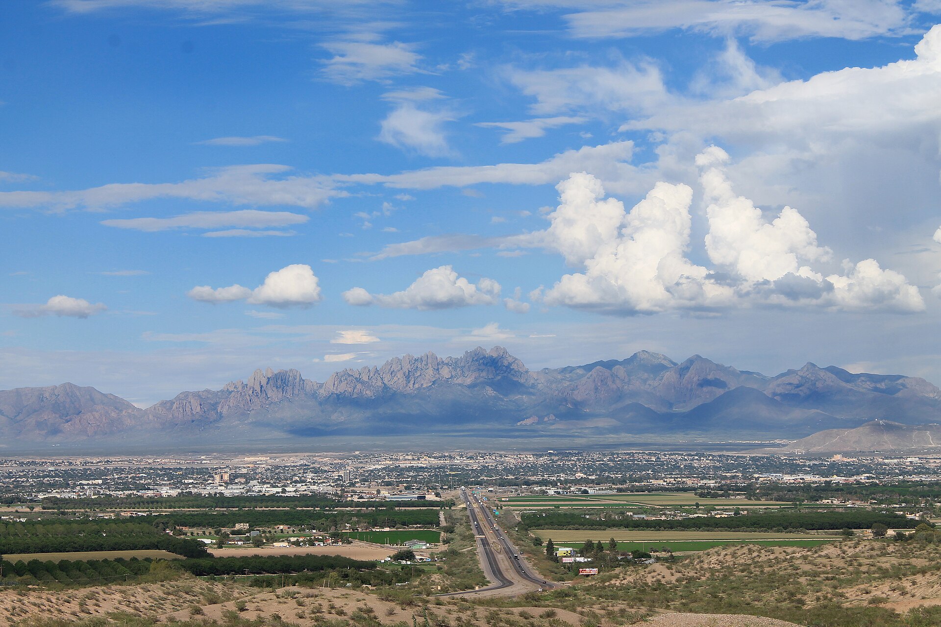 View of Las Cruces, NM with the Organ Mountains National Monument. — New Mexico