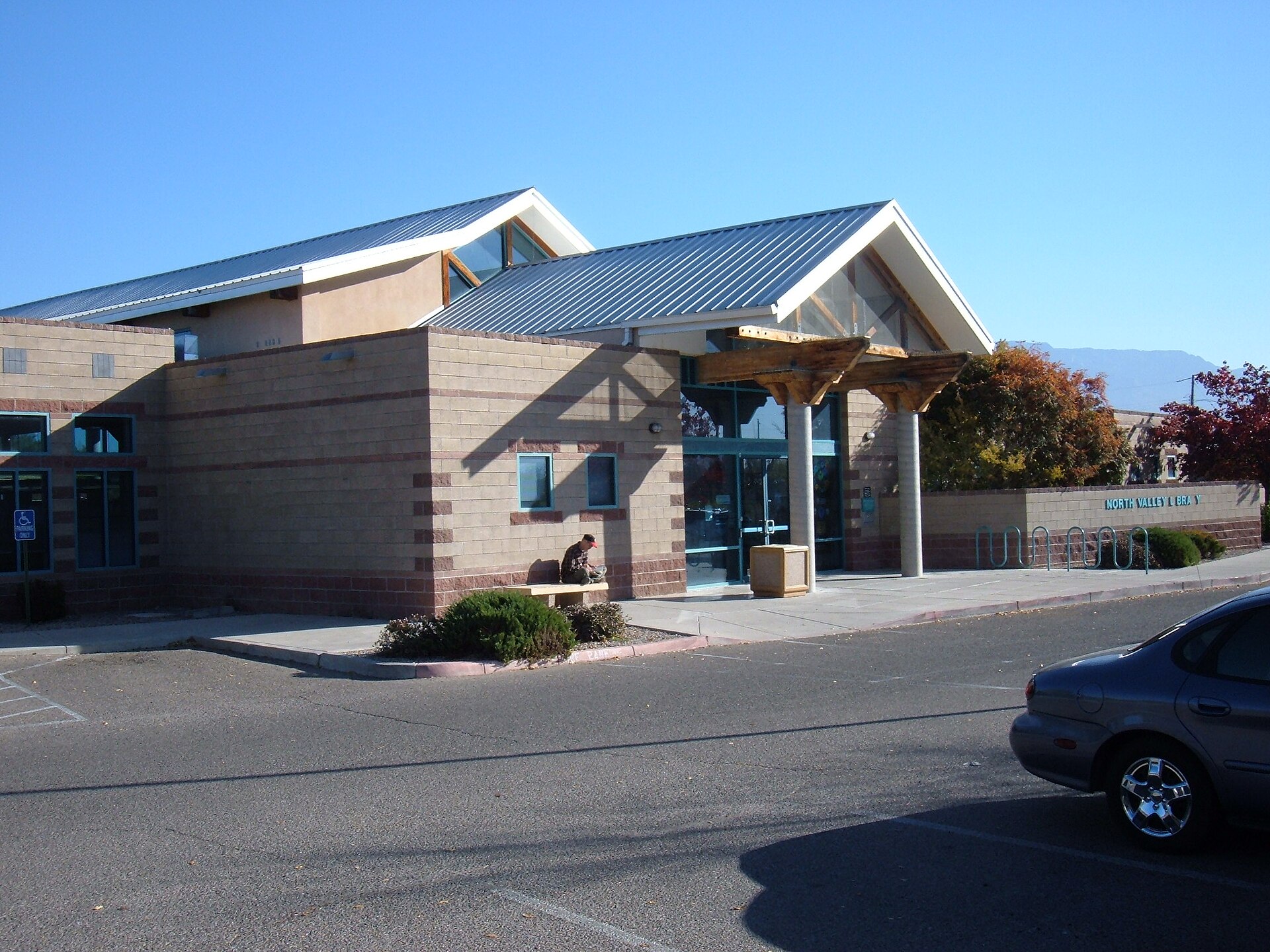Entrance of the North Valley Library, a branch of the Albuquerque/Bernalillo County Library system. The building is at 7704 2nd Street NW in Albuquerque, New Mexico.