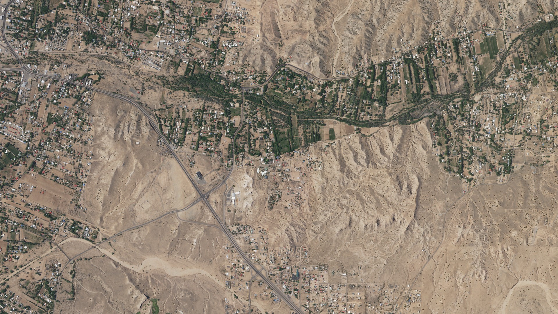 Natural-color aerial photograph of land around Sombrillo, New Mexico