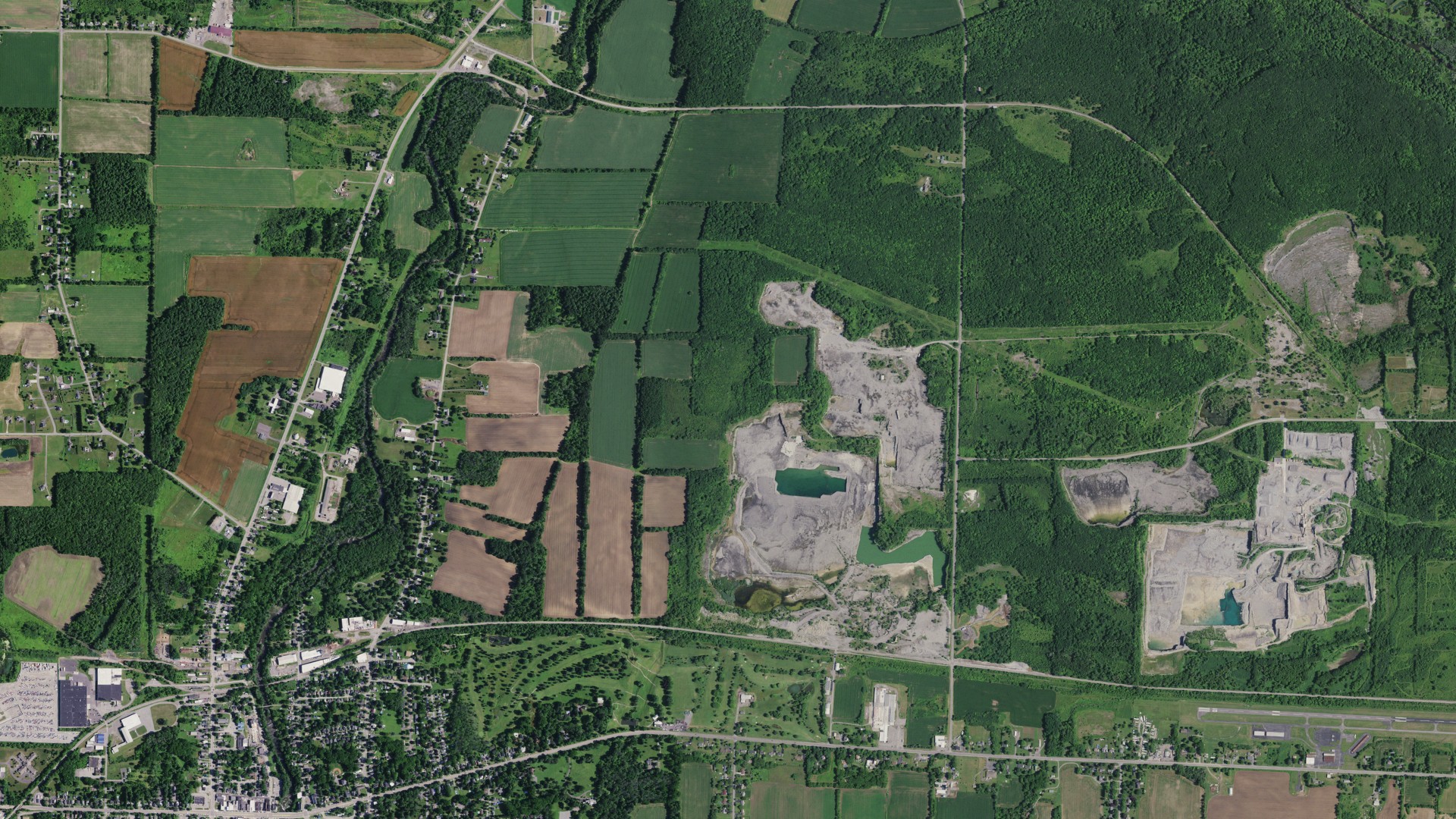 Natural-color aerial photograph of land around Le Roy, New York
