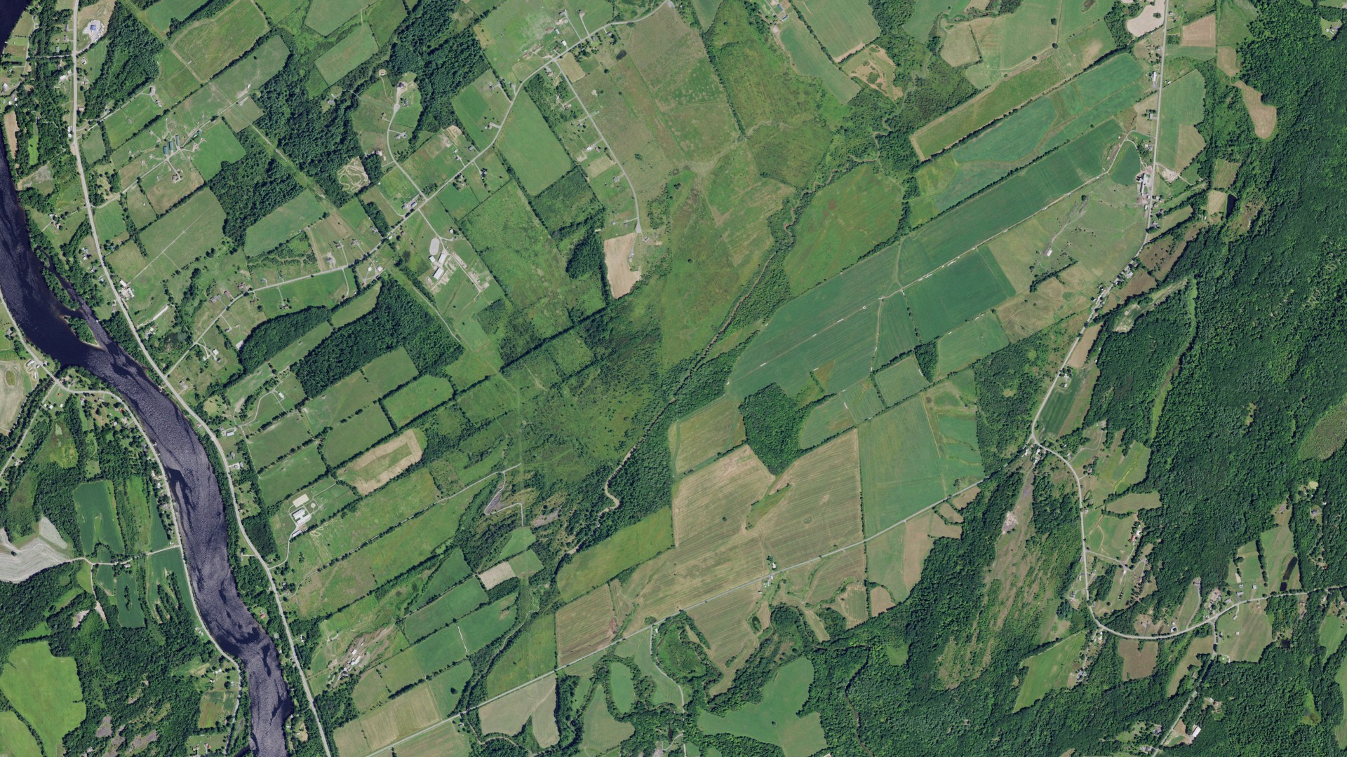 Natural-color aerial photograph of land around Fort Edward, New York