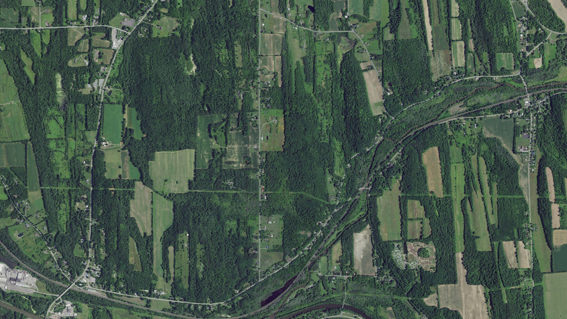 Natural-color aerial photograph of land around Palmyra, New York
