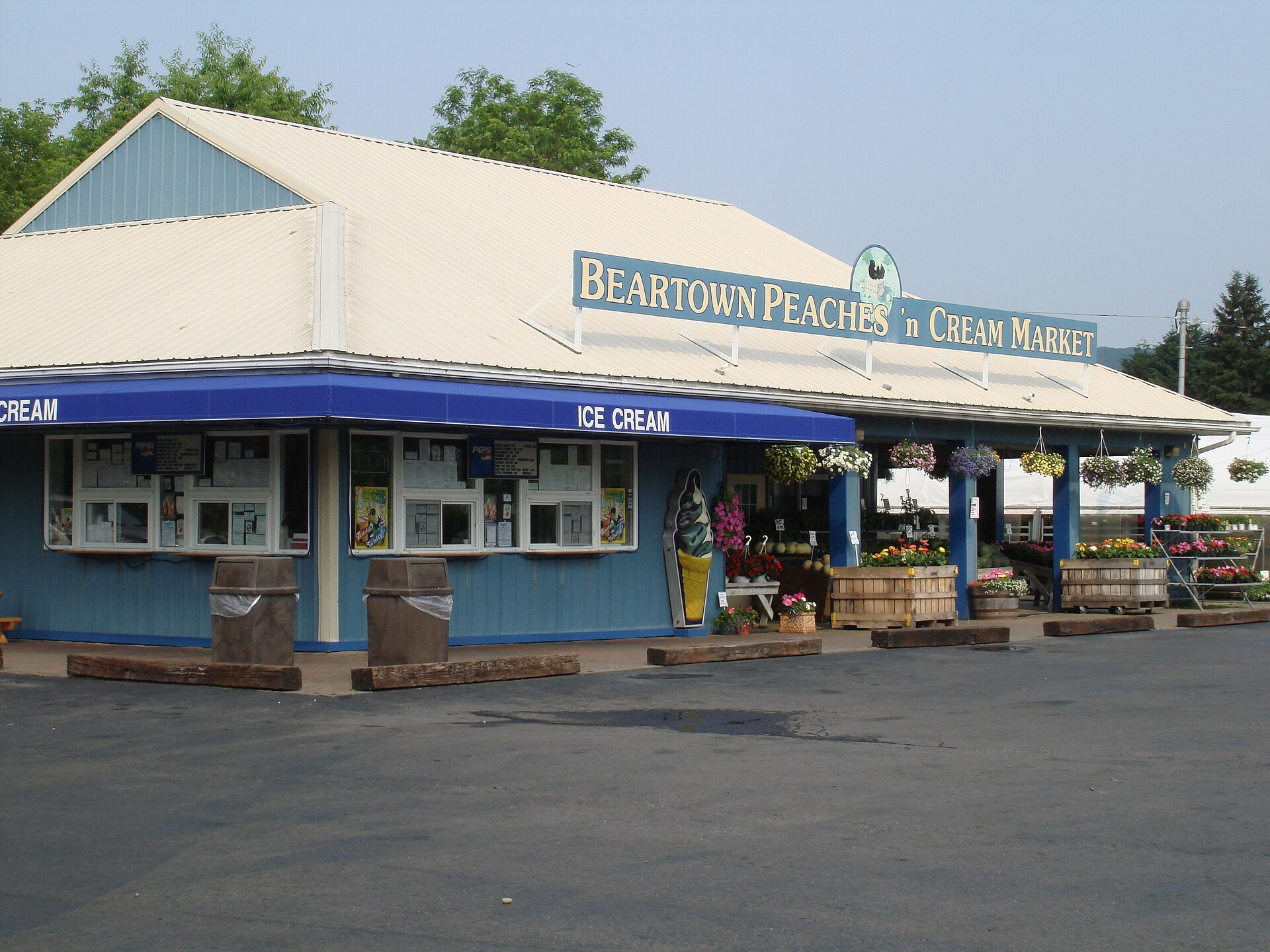 Peaches and Cream, ice cream + produce store in Gang Mills (= part of Painted Post), NY. Own work (06-19-2007) (WT-shared) Stilfehler 14:53, 19 June 2007 (EDT). — New York