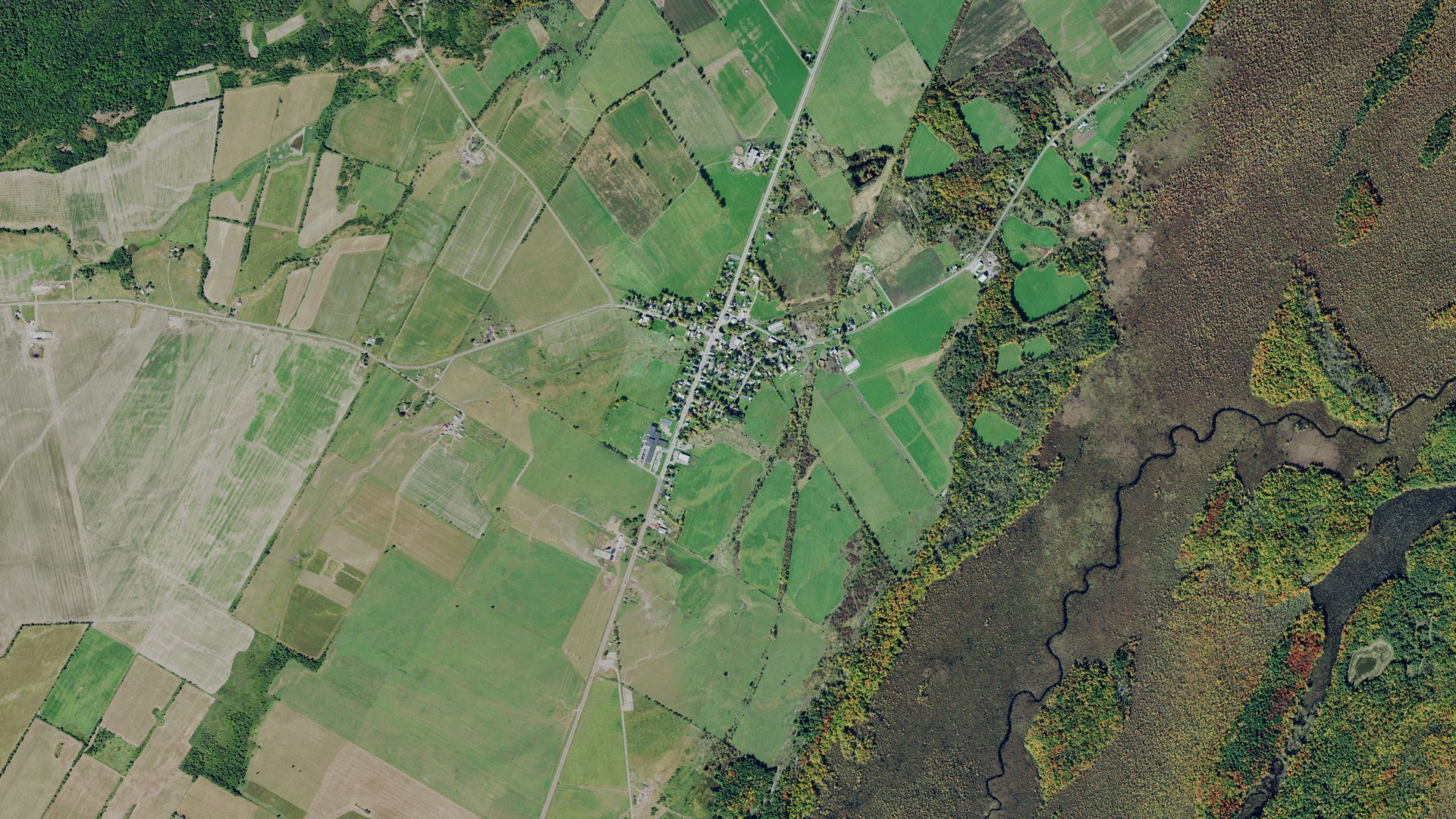 Natural-color aerial photograph of land around Hammond, New York