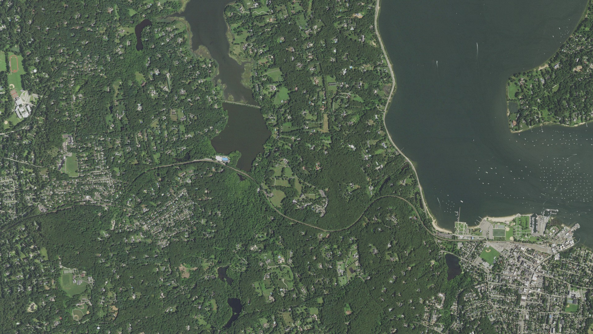 Natural-color aerial photograph of land around Mill Neck, New York
