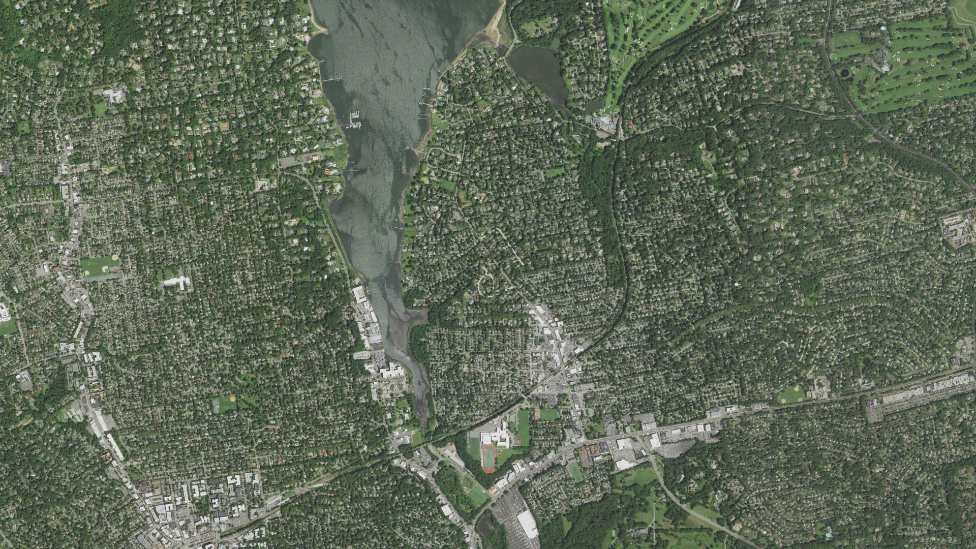 Natural-color aerial photograph of land around Plandome Heights, New York