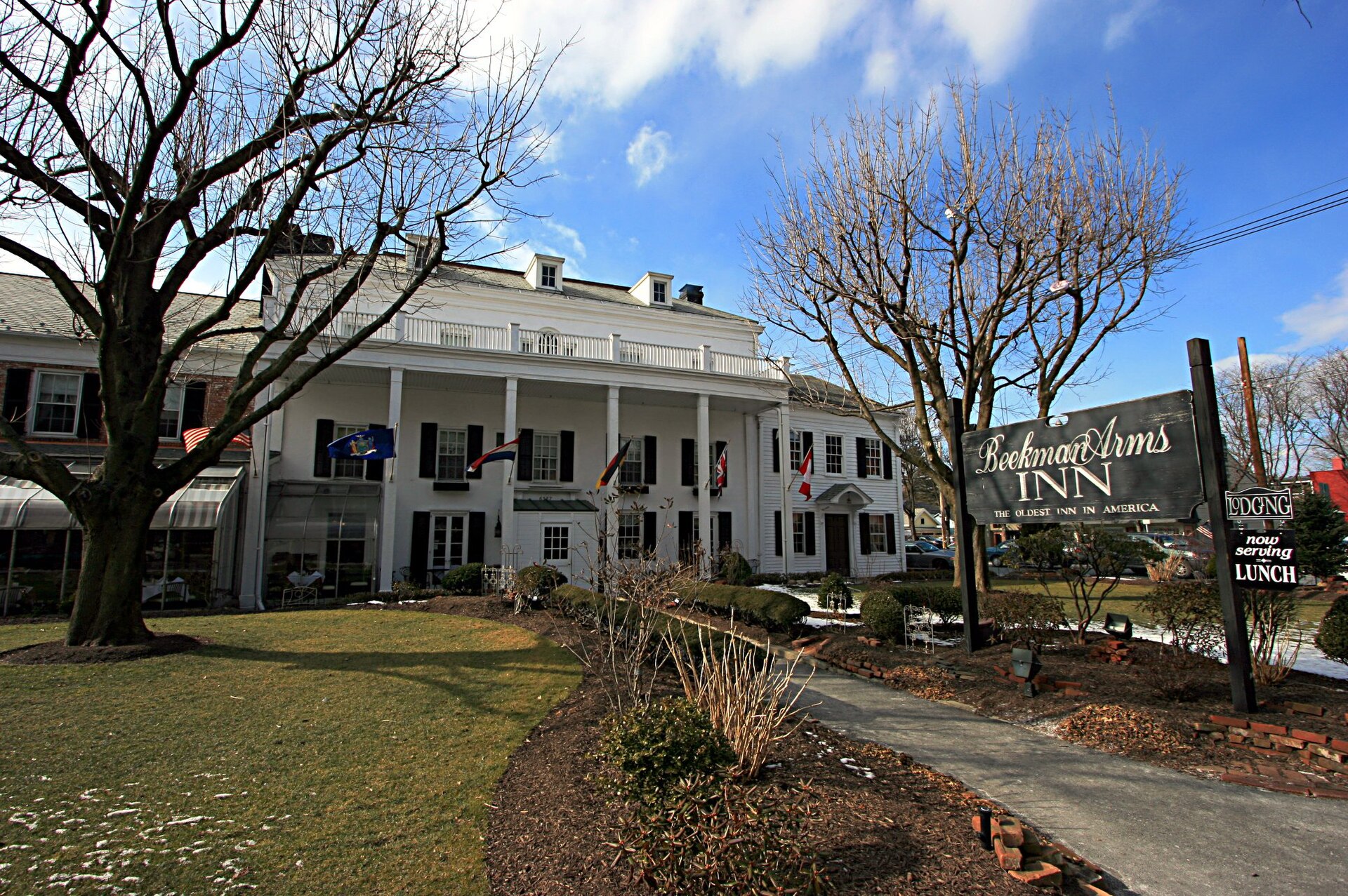 Photograph of the "Beekmans Arms" in the Village of Rhinebeck, Dutchess County, New York, USA. The Beekmans Arms Inn claims to be the oldest operating Inn in America.