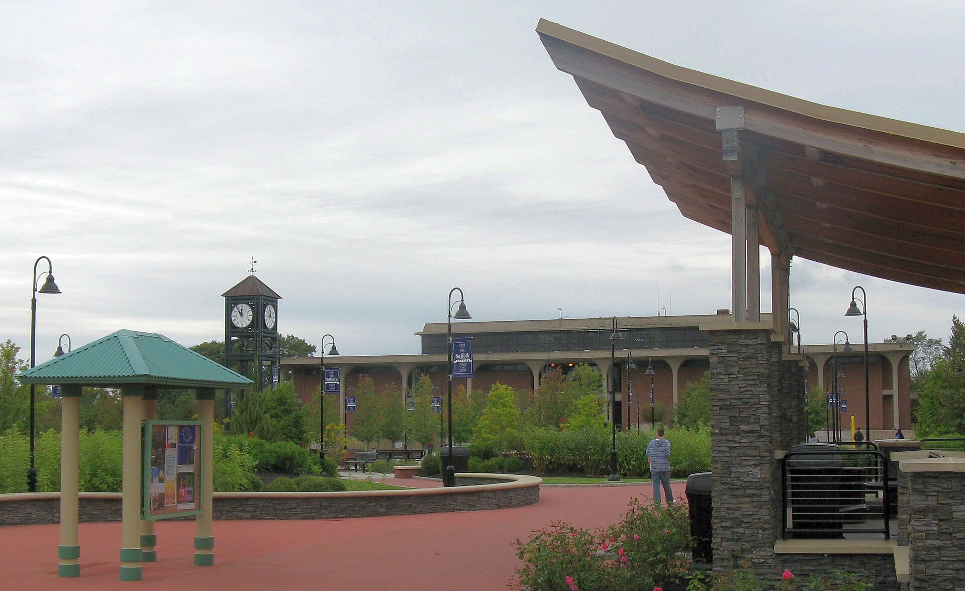 Ammerman Campus at w:Suffolk County Community College The Huntington Library is in the background. — Selden, New York