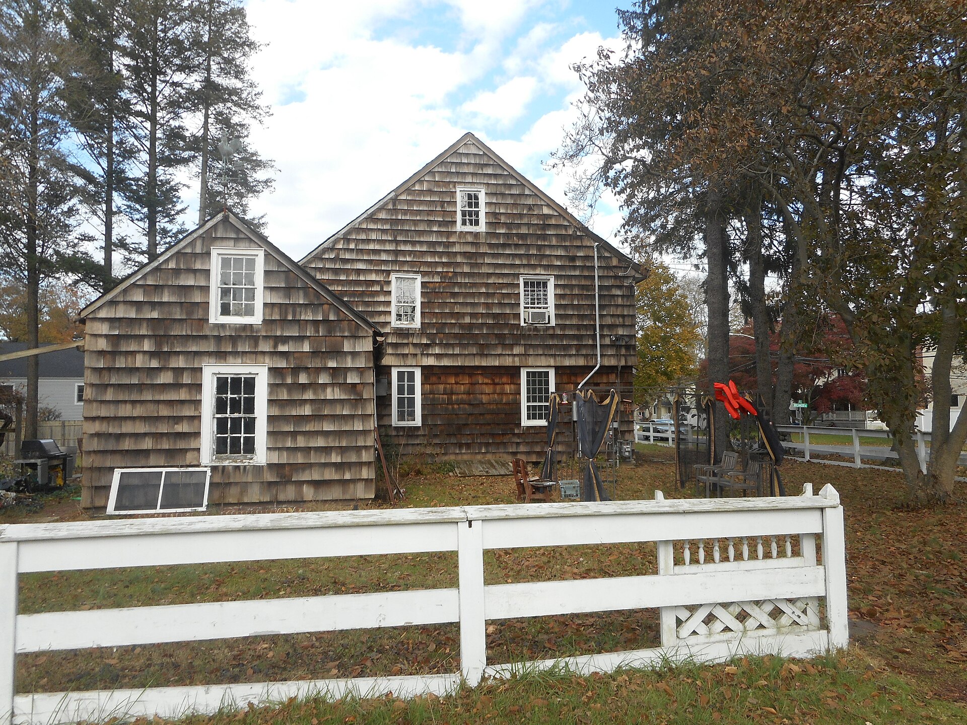 A more contemporary view of the NRHP-listed Ezra Carll Homestead on 49 Melville Road in South Huntington, New York. Further details to come later.