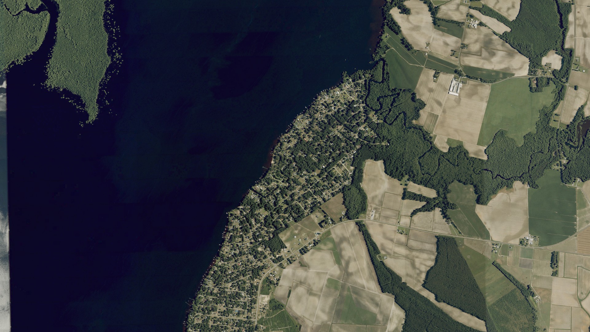 Natural-color aerial photograph of land around Arrowhead Beach, North Carolina