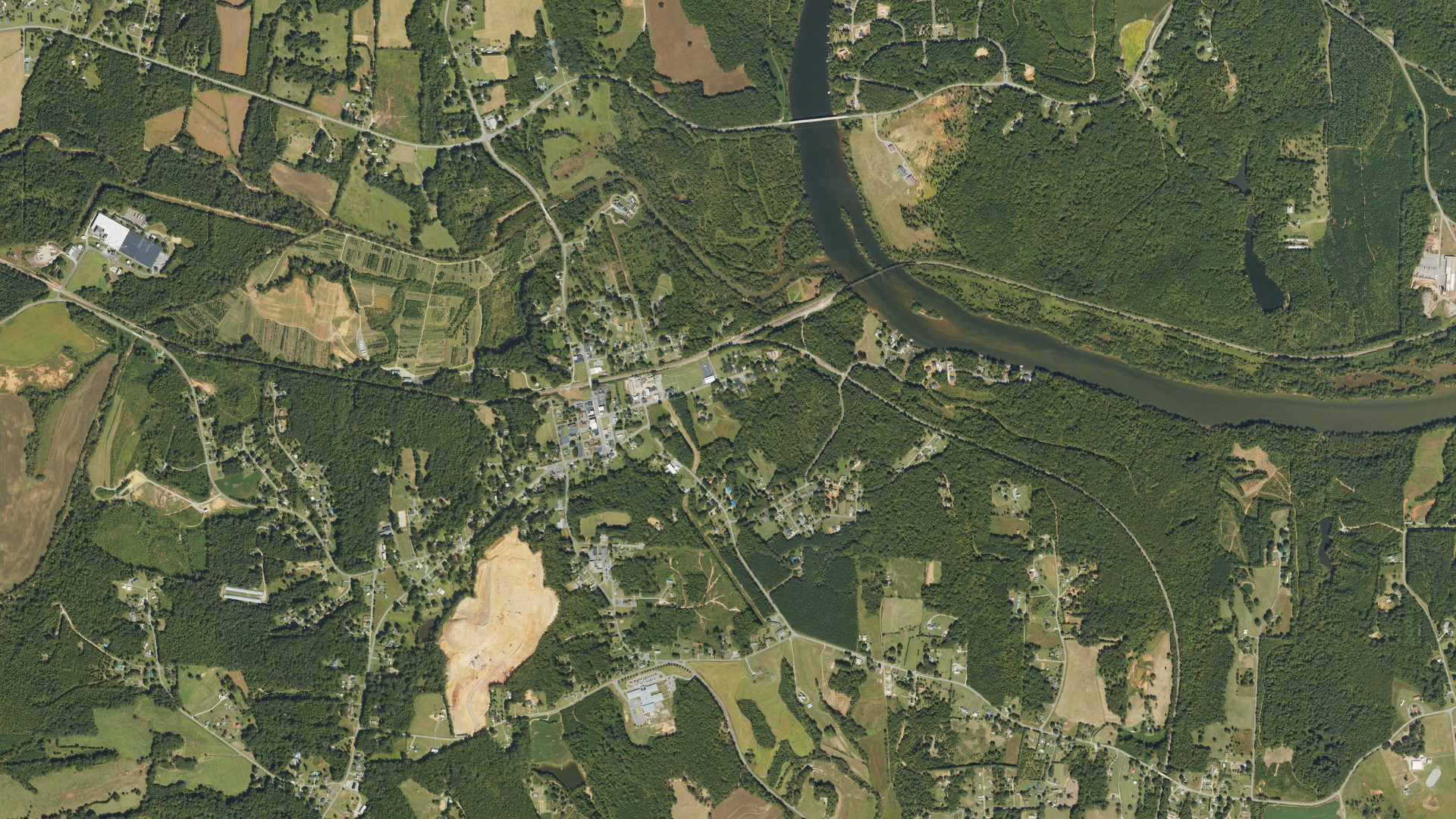 Natural-color aerial photograph of land around Catawba, North Carolina