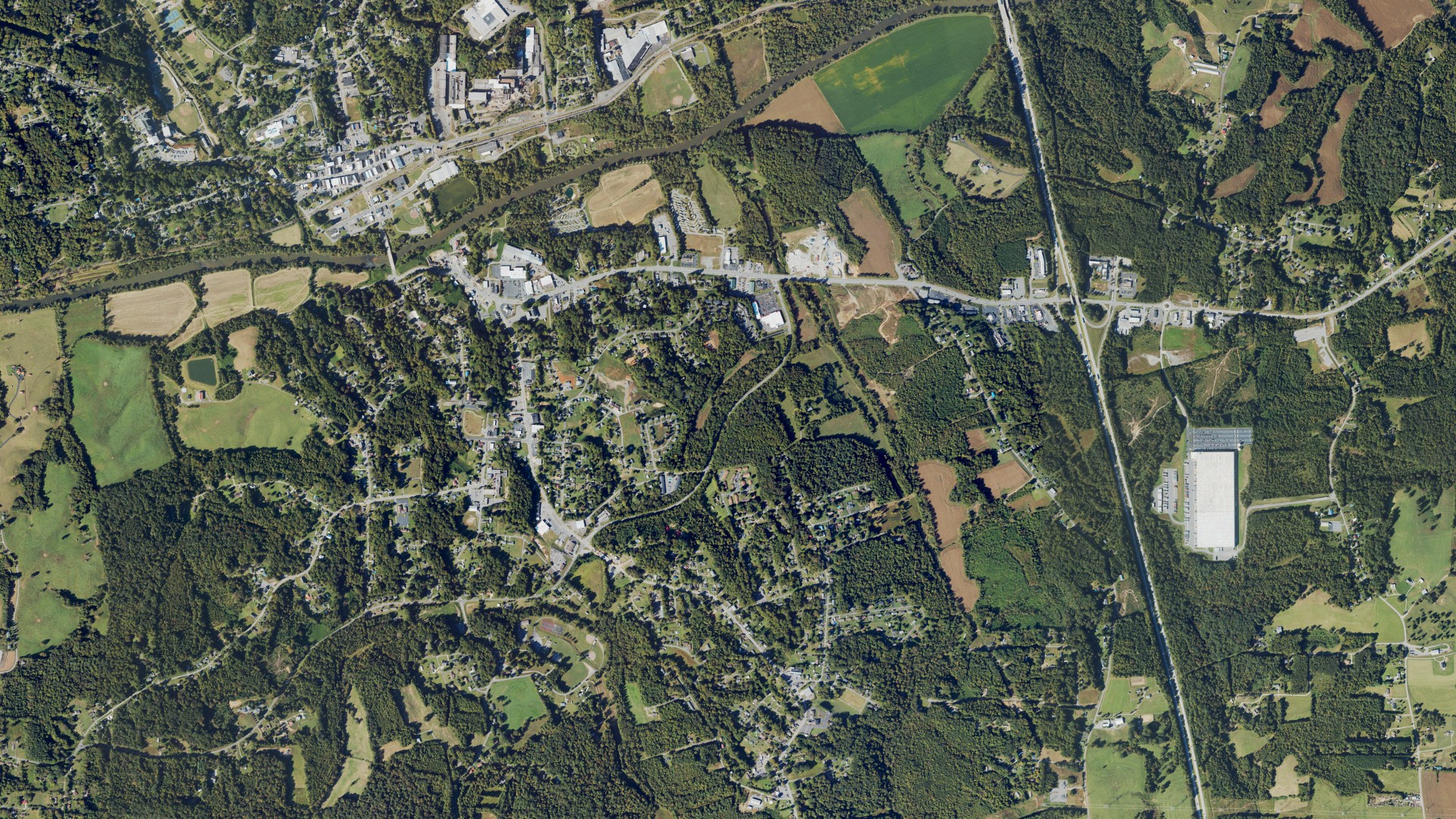 Natural-color aerial photograph of land around Jonesville, North Carolina