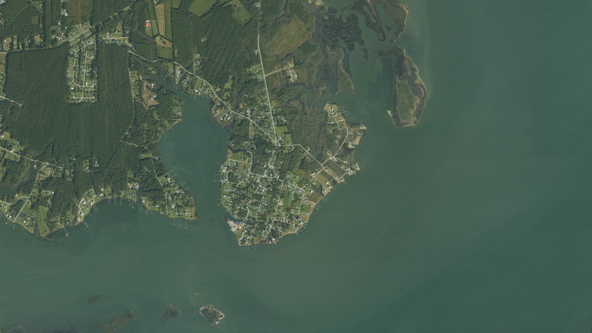 Natural-color aerial photograph of land around Marshallberg, North Carolina