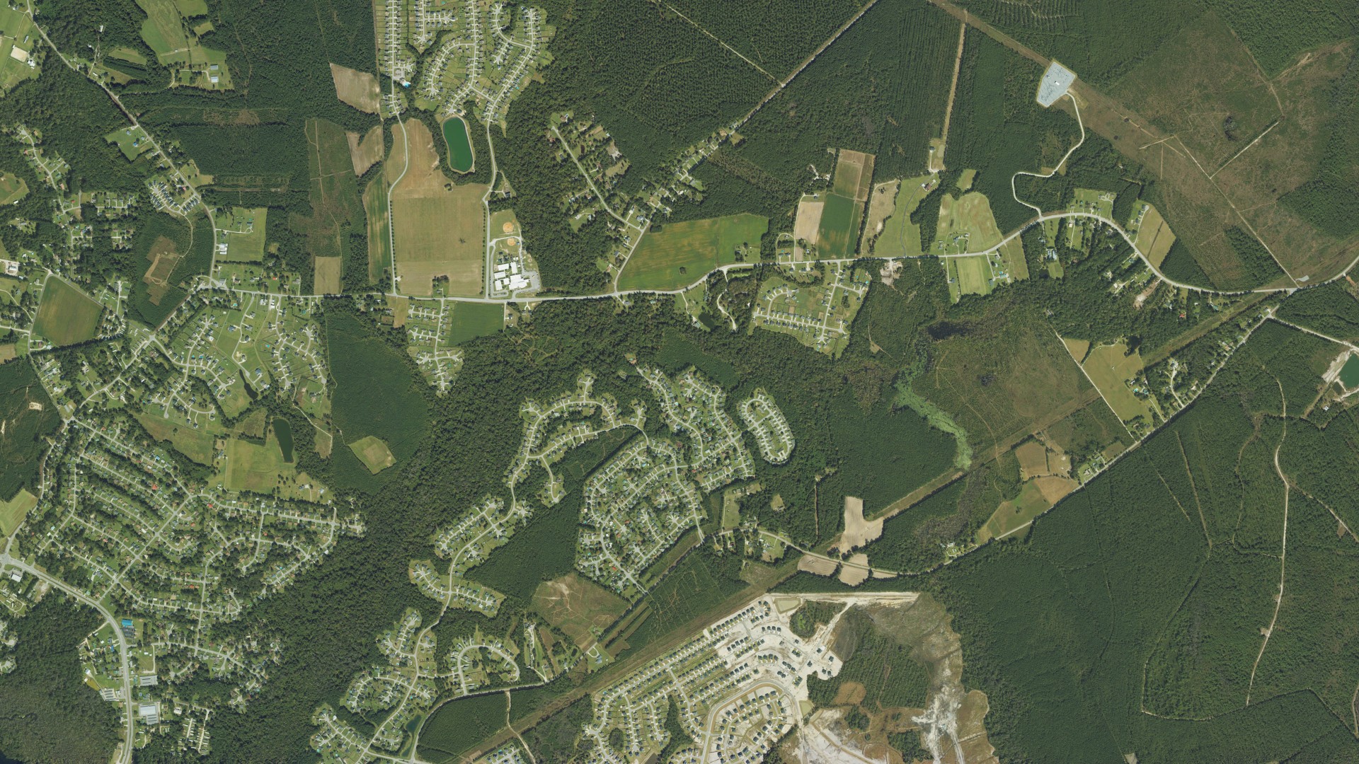 Natural-color aerial photograph of land around Piney Green, North Carolina