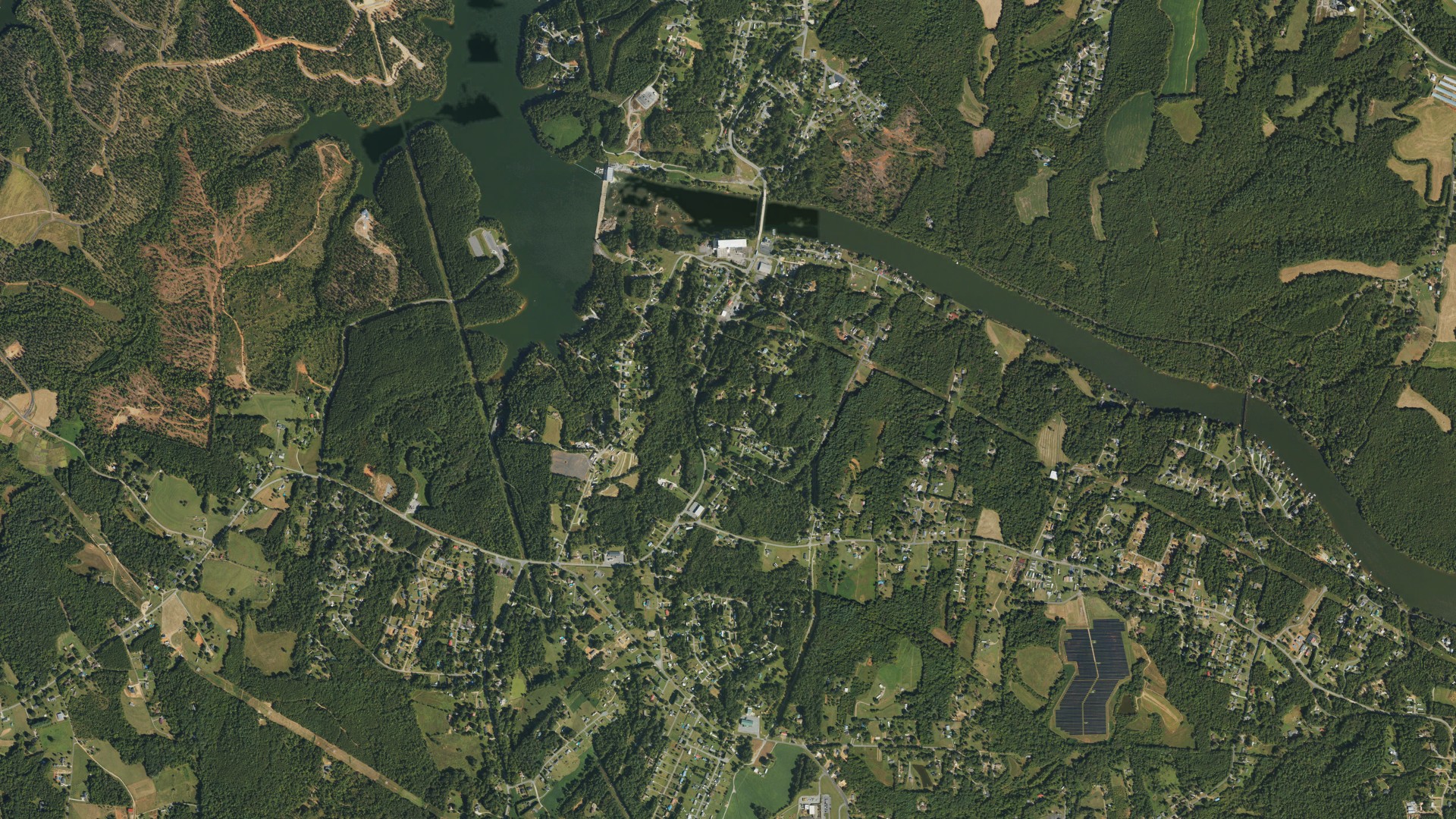 Natural-color aerial photograph of land around Rhodhiss, North Carolina