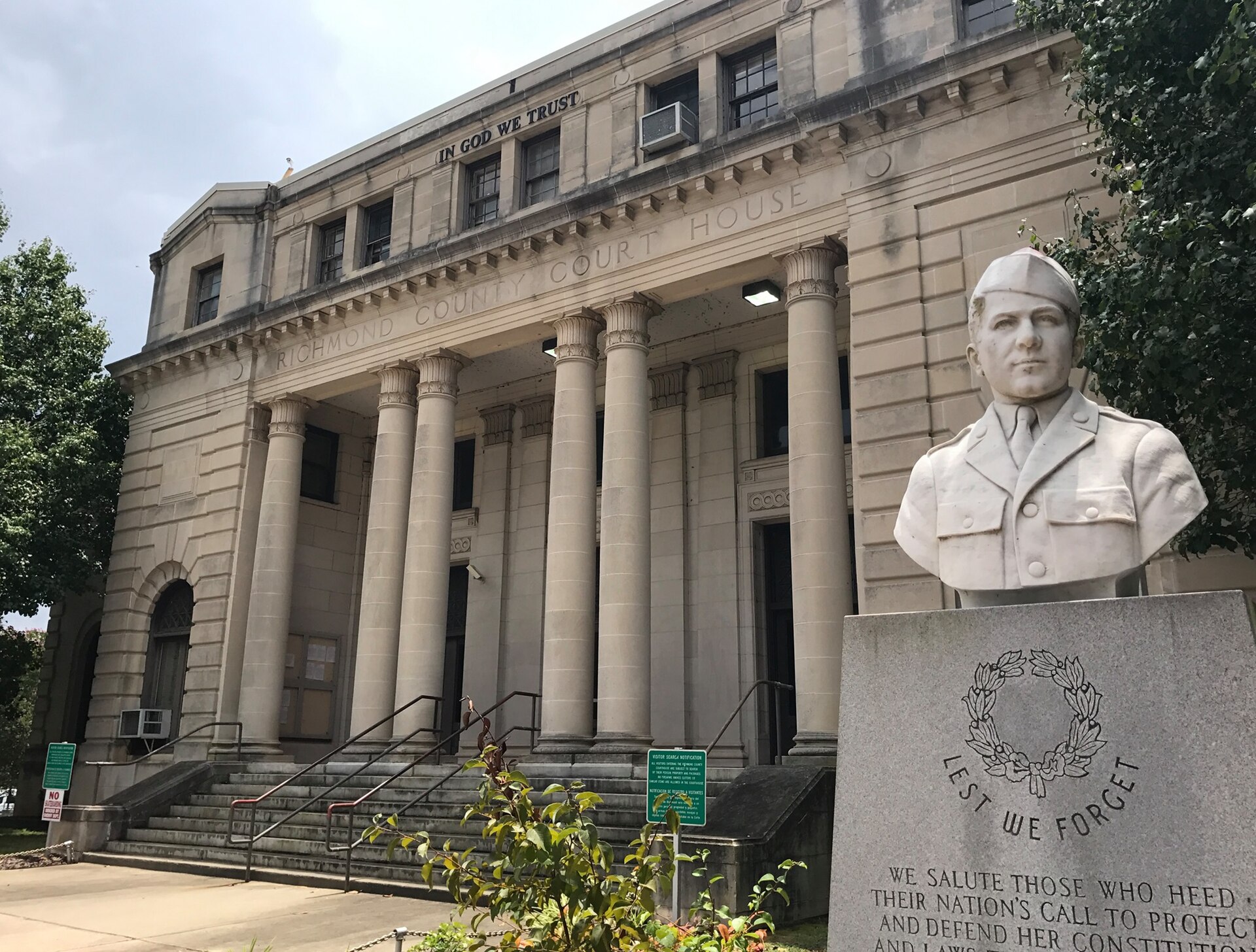 Front view of Richmond County Courthouse in Rockingham, North Carolina