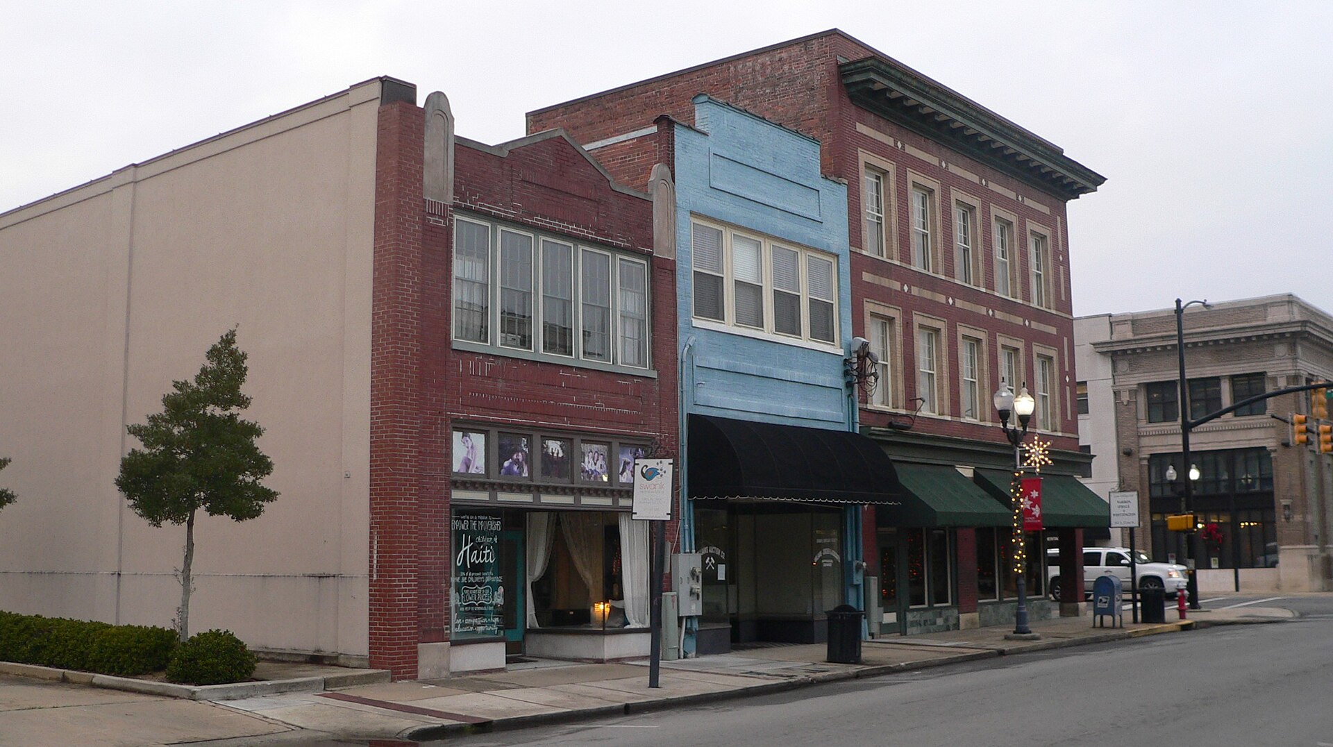 Southwest corner of Third and Market Streets in Smithfield, North Carolina; camera is looking generally northward, obliquely across Third.