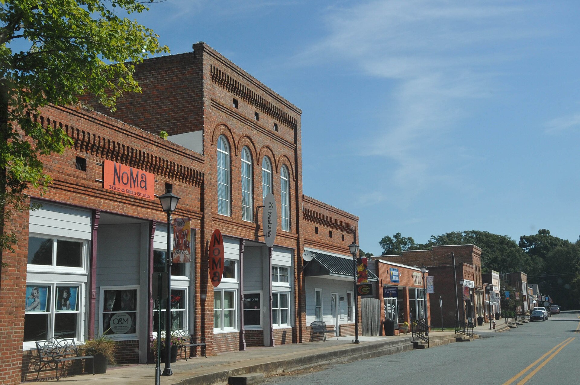 EARLY 20TH CENTURY COMMERCIAL AND RESIDENTIAL BUILDINGS IN NUMEROUS STYLES INCLUDING VICTORIAN, QUEEN ANNE, BUN GALOW/CRAFTSMAN ET AL. - ONE OF THE TWO MAIN STREETS WITH THE RAILROAD RUNNING BETWEEN THE TWO — Waxhaw, North Carolina