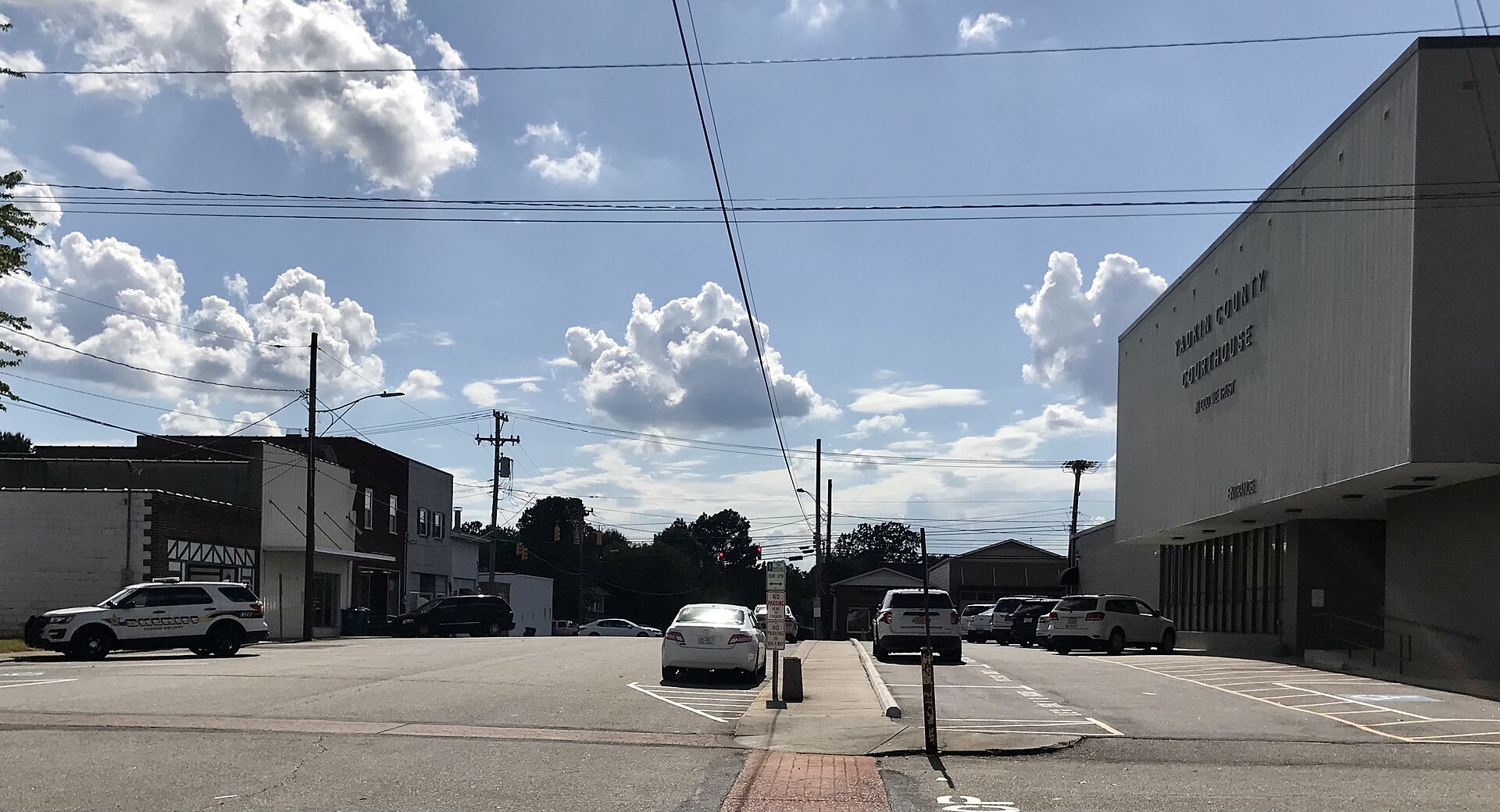 Photo of Elm Street in downtown Yadkinville, Yadkin County Courthouse on the right — North Carolina