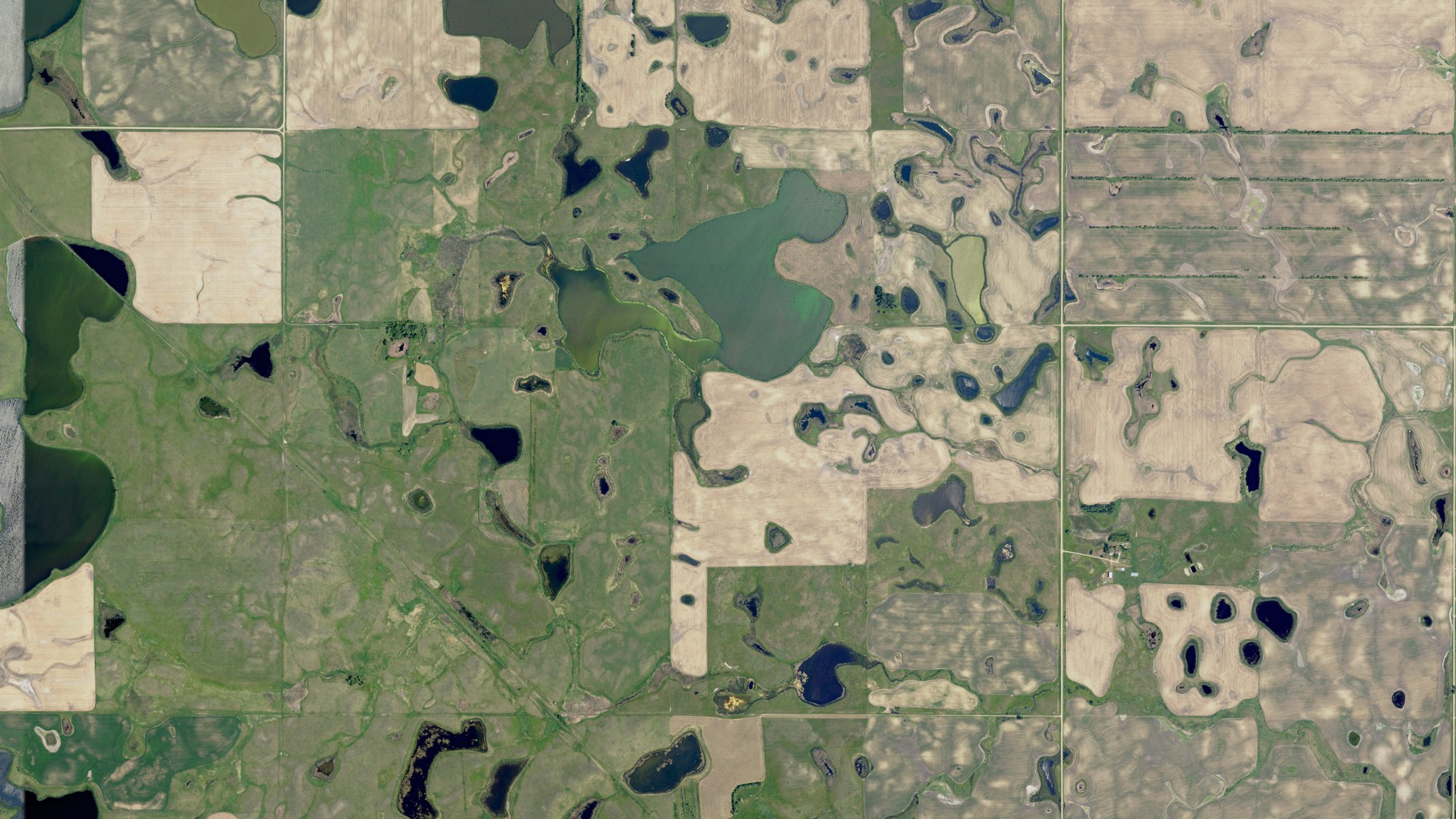 Natural-color aerial photograph of land around Glen, North Dakota