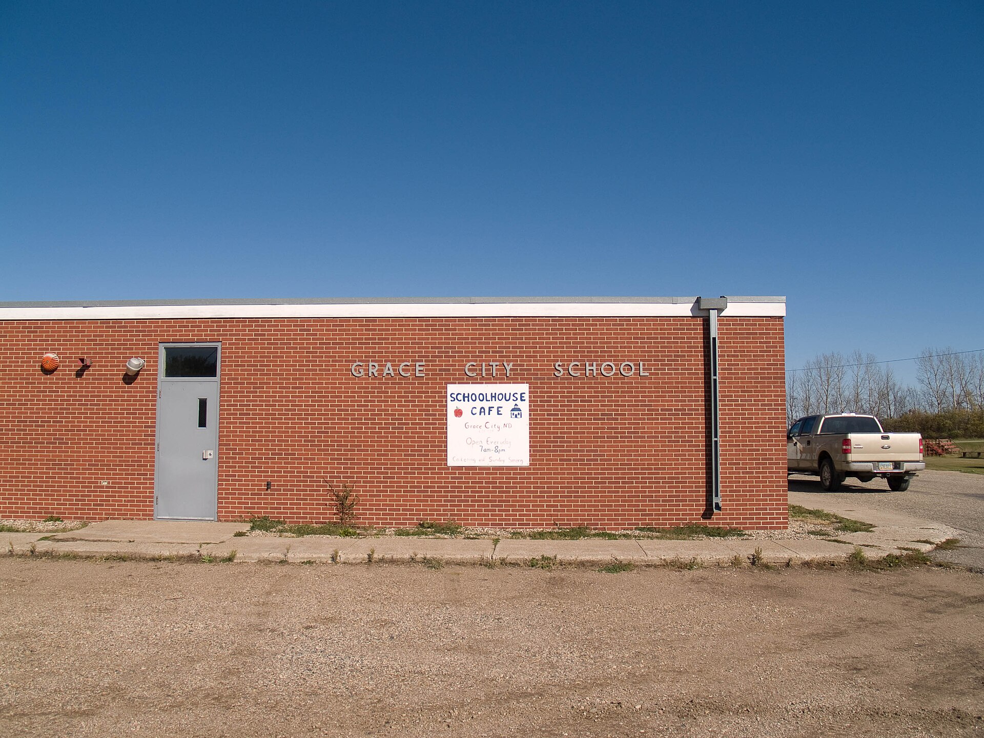 Grace City School in w:Grace City, North Dakota. From www.everydot.com.