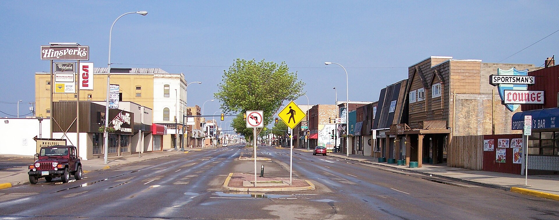 Dakota Avenue (w:North Dakota Highway 13) in downtown w:Wahpeton, North Dakota