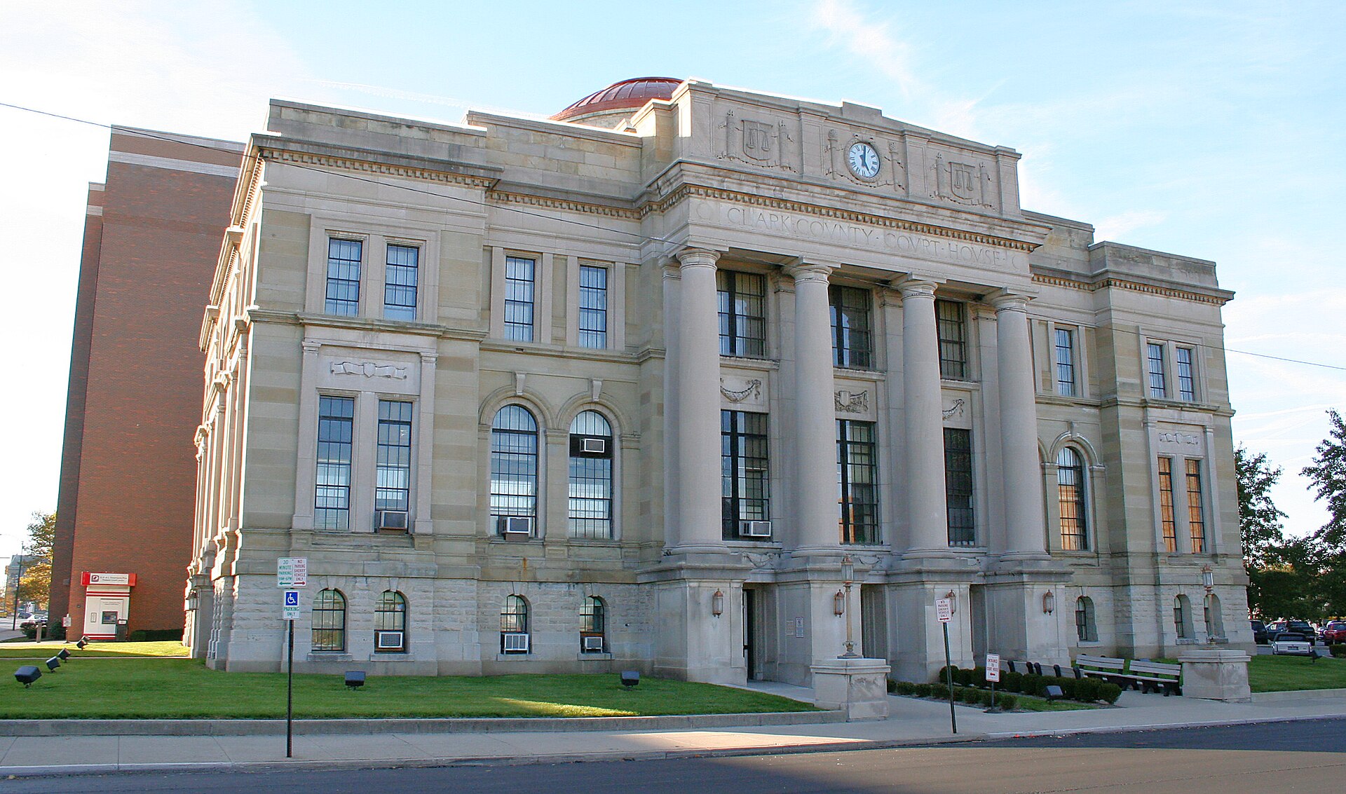 Clark County courthouse in Springfield, Ohio. Photo shot by Derek Jensen (Tysto), 2005-October-30